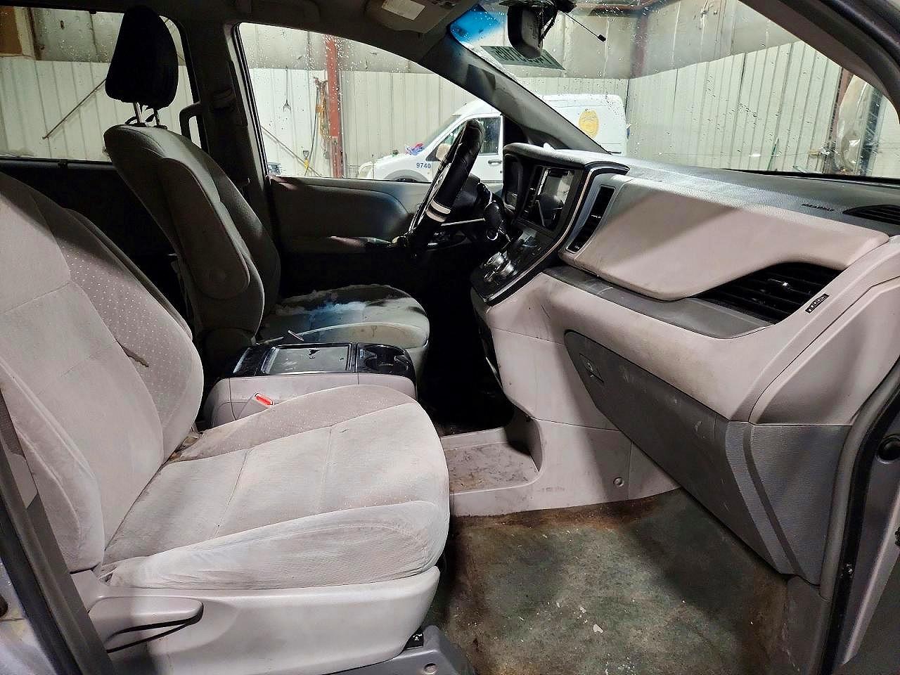 2015 Toyota Sienna Silver vin: 5TDKK3DC6FS547630