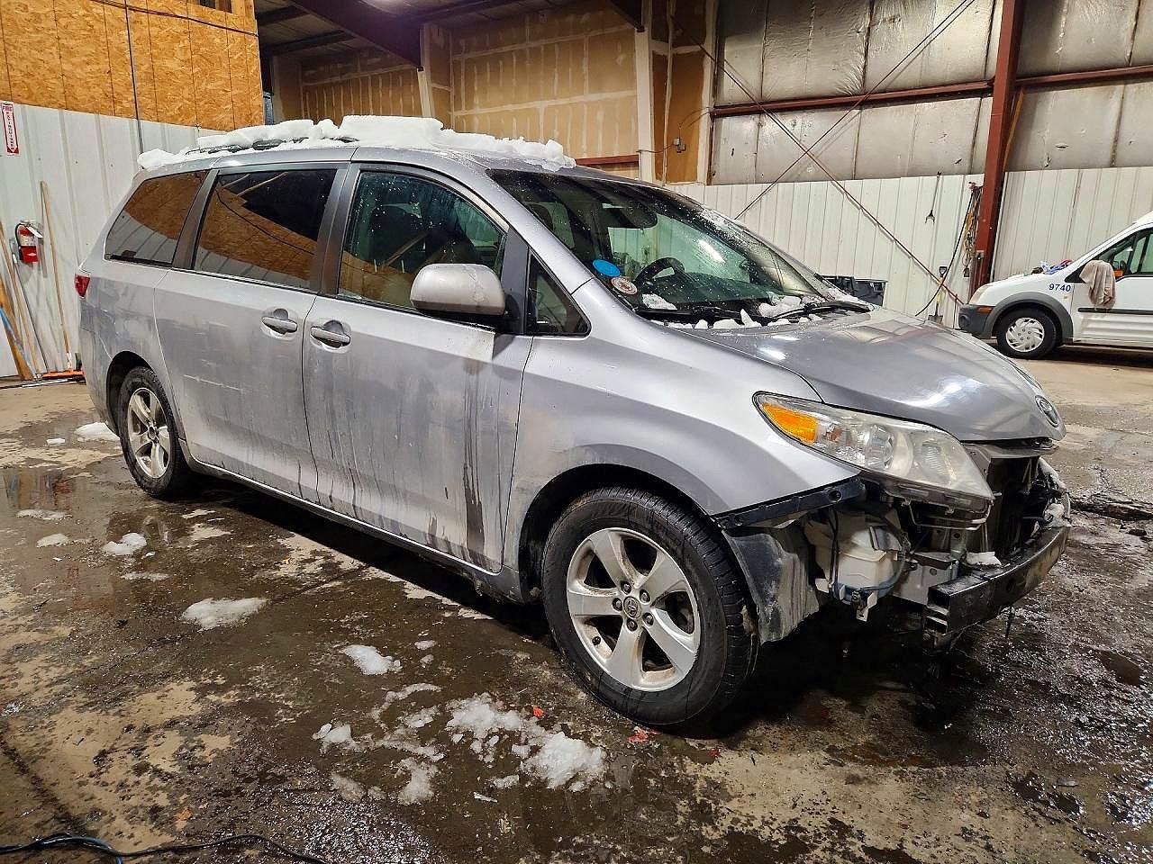 2015 Toyota Sienna Silver vin: 5TDKK3DC6FS547630