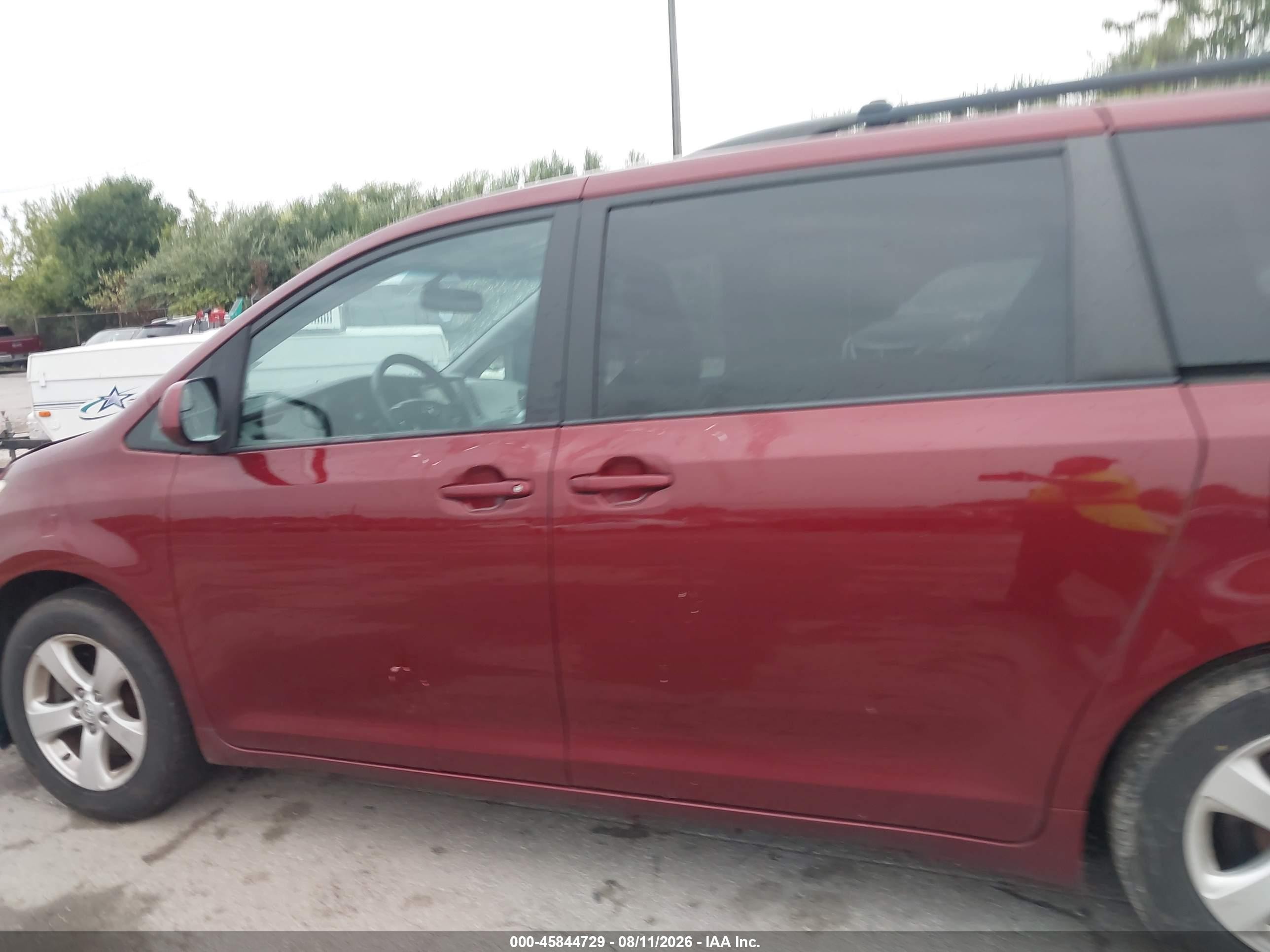 2015 Toyota Sienna Le 8 Passenger Красный vin: 5TDKK3DC6FS553332