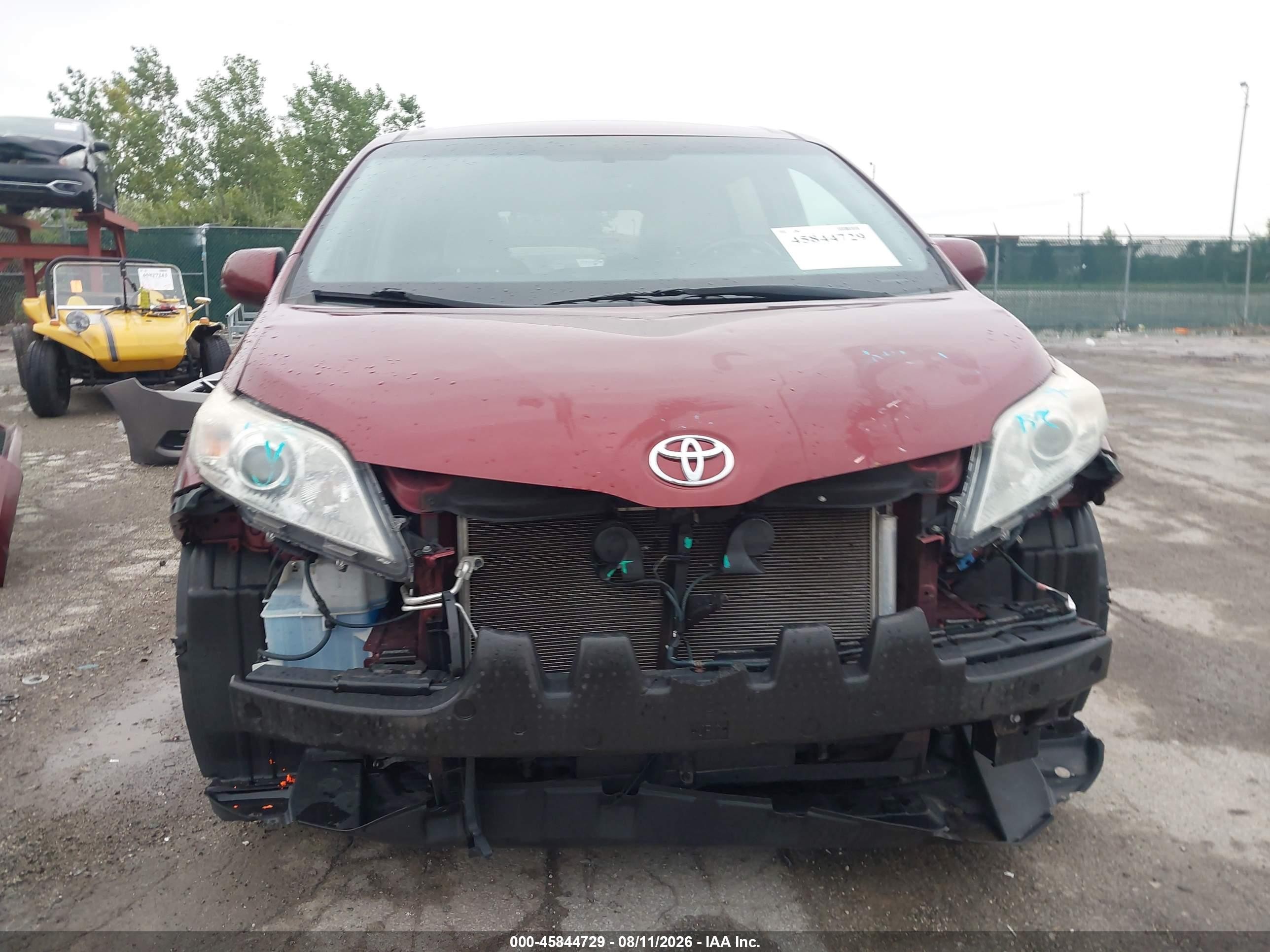 2015 Toyota Sienna Le 8 Passenger Красный vin: 5TDKK3DC6FS553332