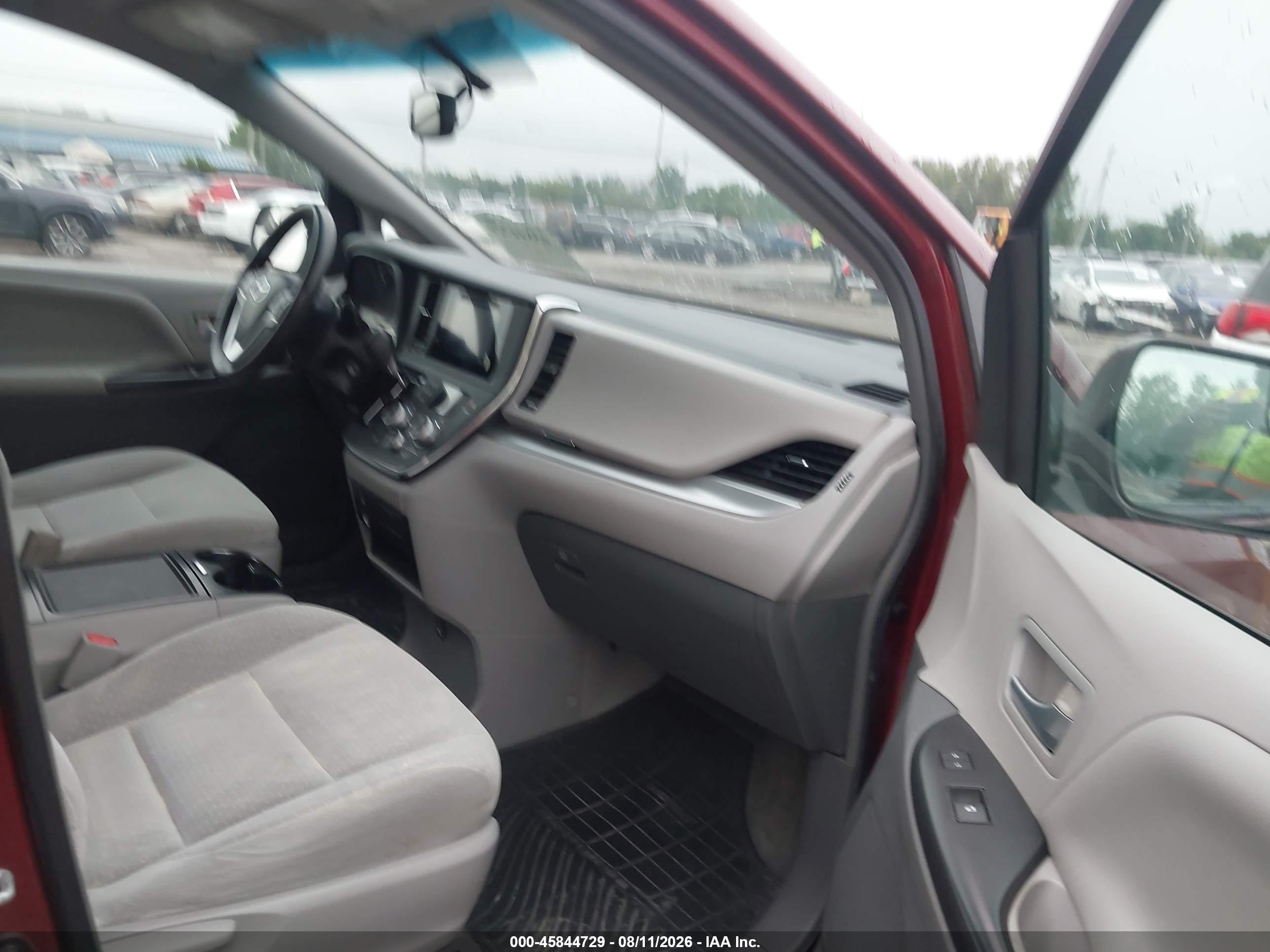 2015 Toyota Sienna Le 8 Passenger Красный vin: 5TDKK3DC6FS553332