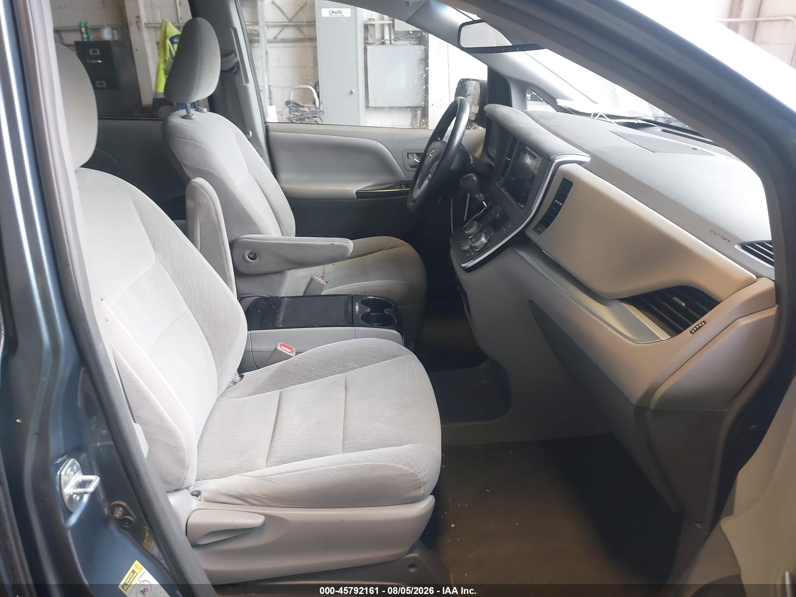 2015 Toyota Sienna Le 8 Passenger Blue vin: 5TDKK3DC6FS568199