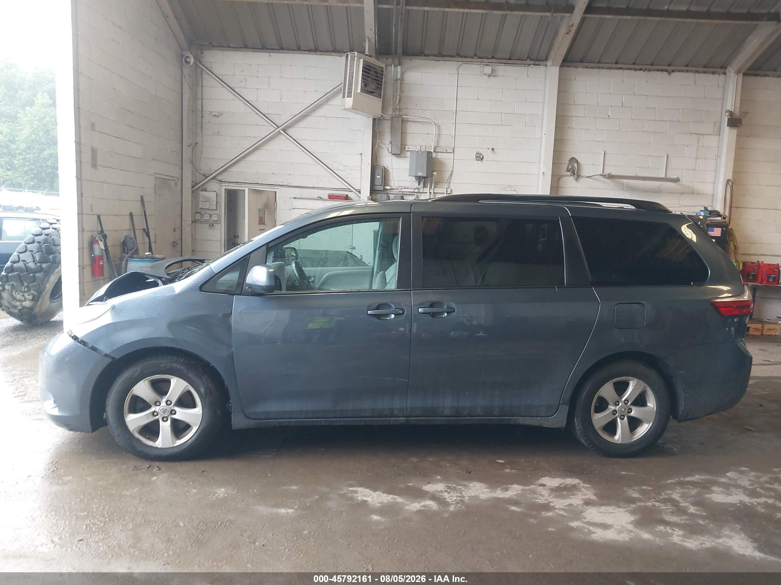 2015 Toyota Sienna Le 8 Passenger Blue vin: 5TDKK3DC6FS568199
