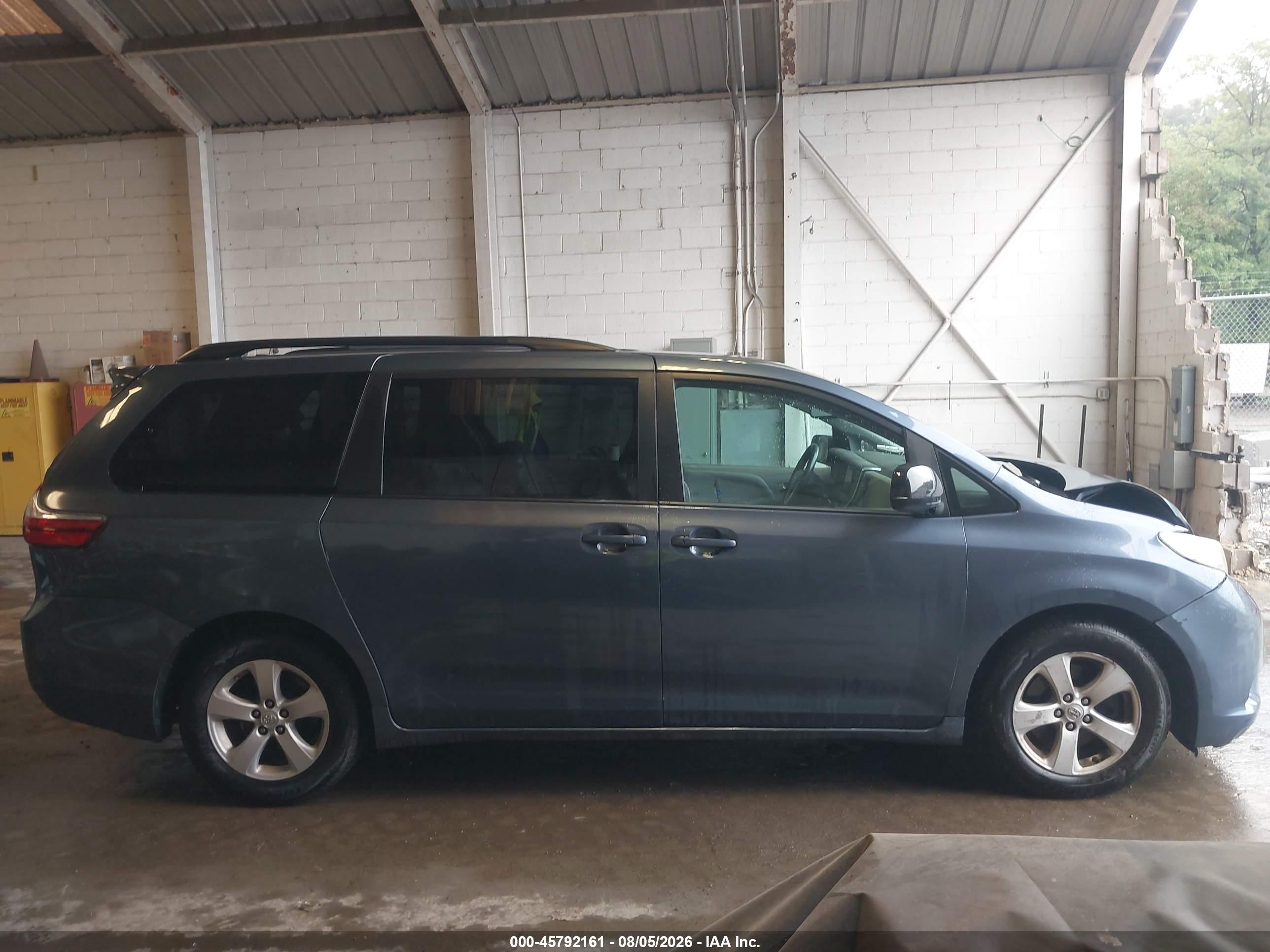 2015 Toyota Sienna Le 8 Passenger Blue vin: 5TDKK3DC6FS568199