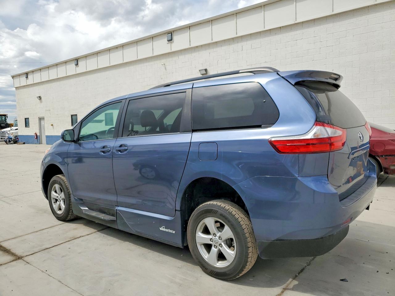 2015 Toyota Sienna Le Blue vin: 5TDKK3DC6FS582653