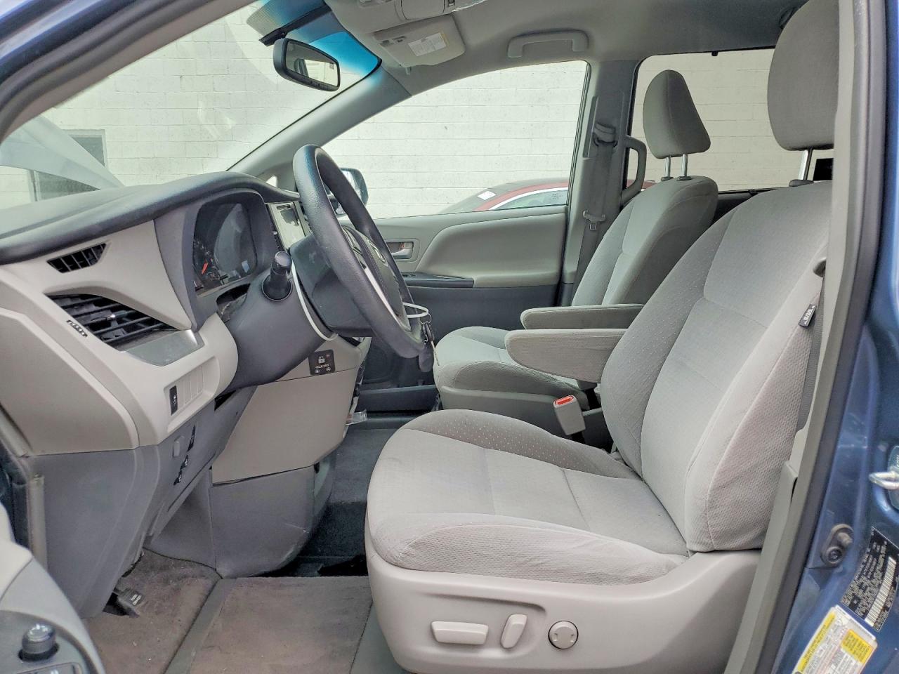 2015 Toyota Sienna Le Blue vin: 5TDKK3DC6FS582653