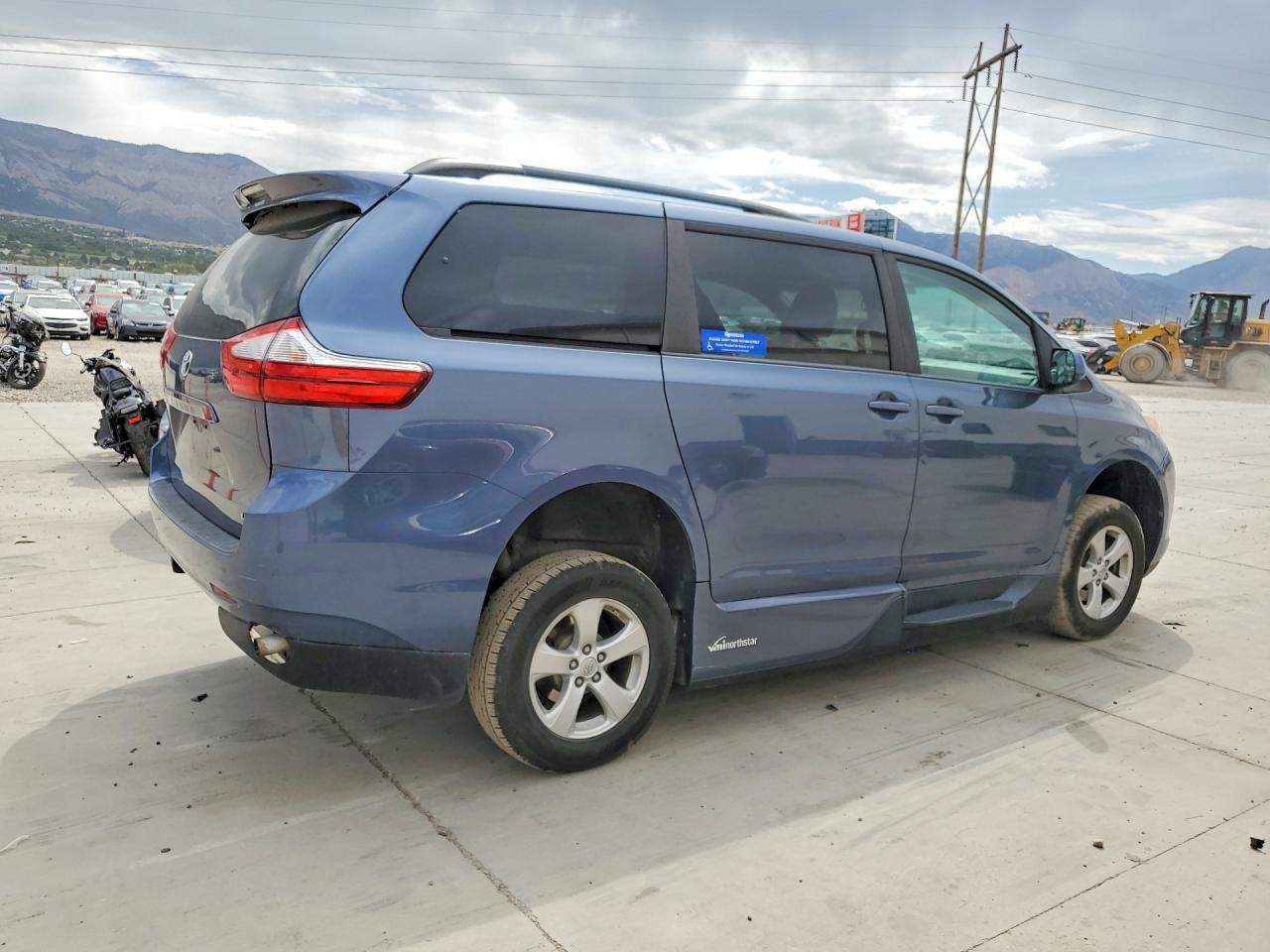 2015 Toyota Sienna Le Blue vin: 5TDKK3DC6FS582653