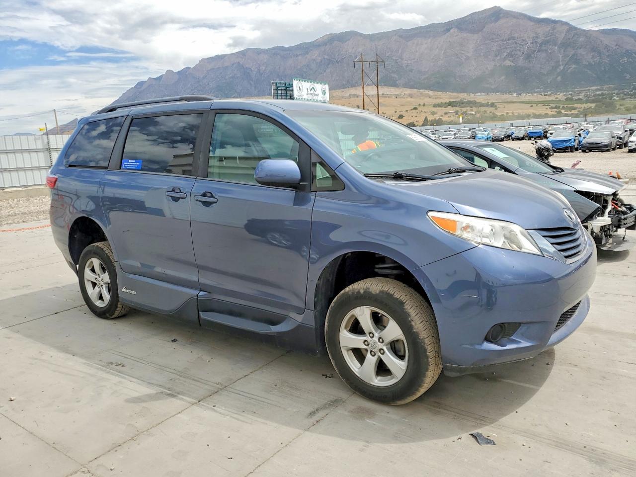 2015 Toyota Sienna Le Blue vin: 5TDKK3DC6FS582653