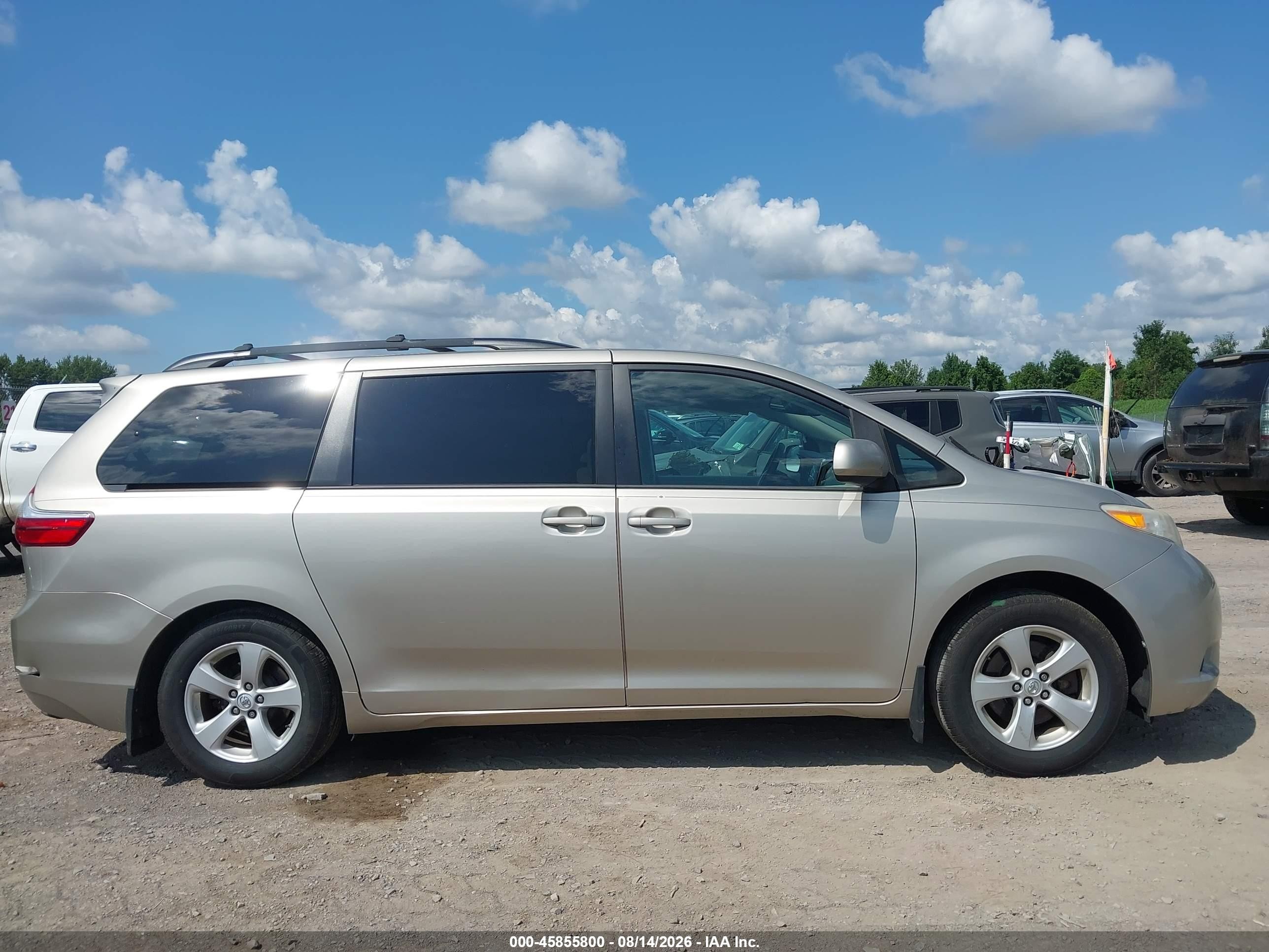 2015 Toyota Sienna Le 8 Passenger Tan vin: 5TDKK3DC6FS585195