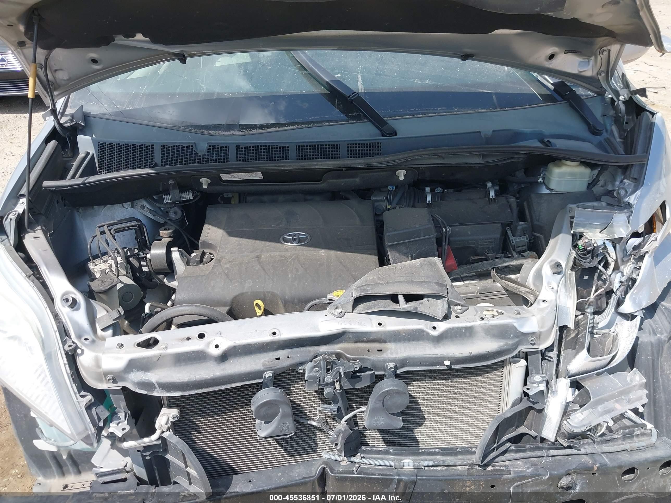 2015 Toyota Sienna Le 8 Passenger Silver vin: 5TDKK3DC6FS588405