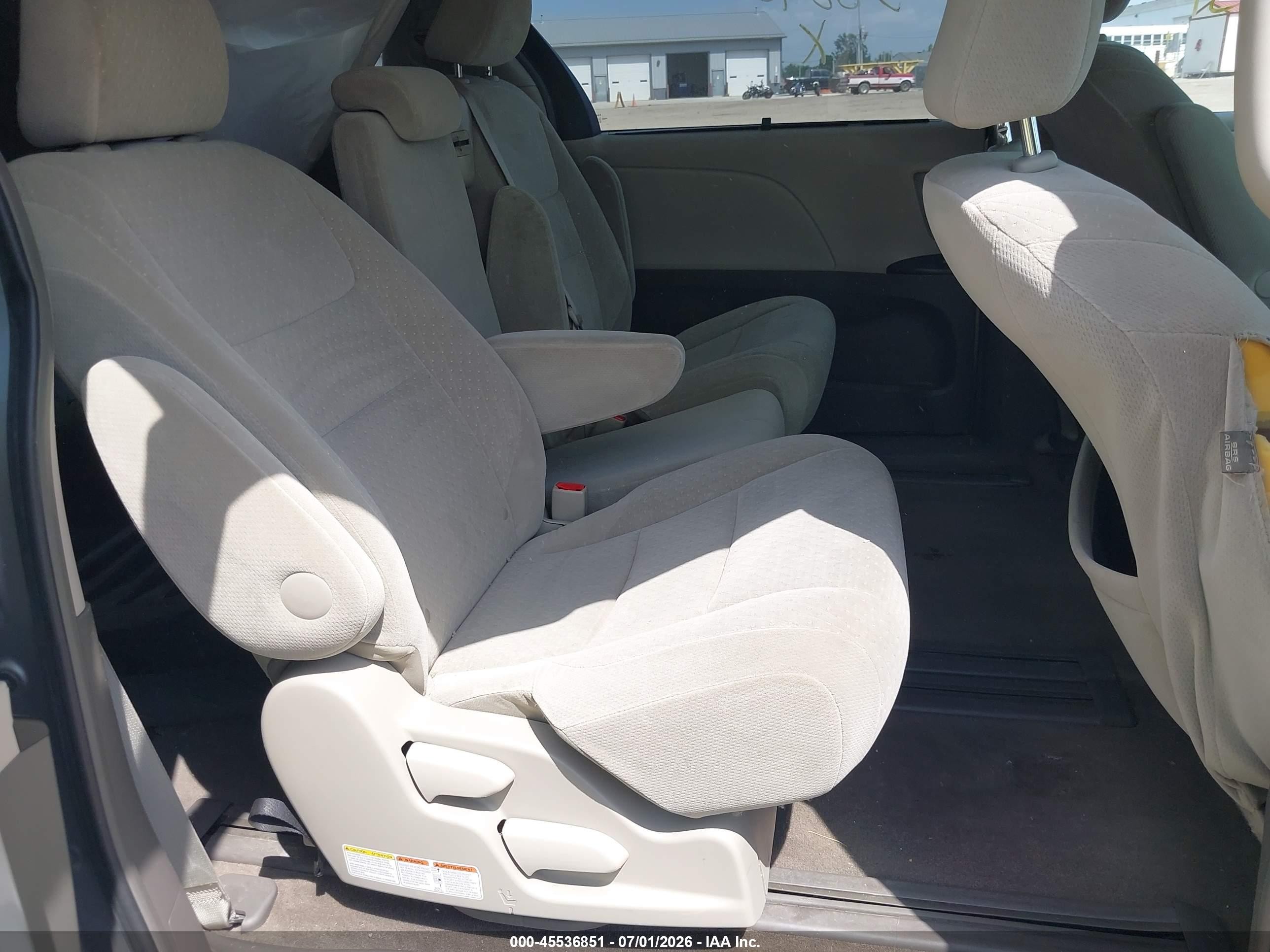 2015 Toyota Sienna Le 8 Passenger Silver vin: 5TDKK3DC6FS588405