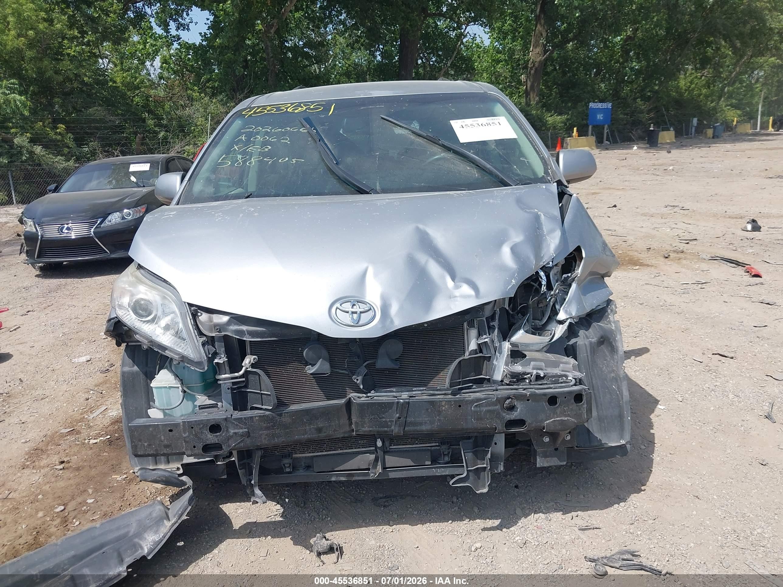 2015 Toyota Sienna Le 8 Passenger Silver vin: 5TDKK3DC6FS588405