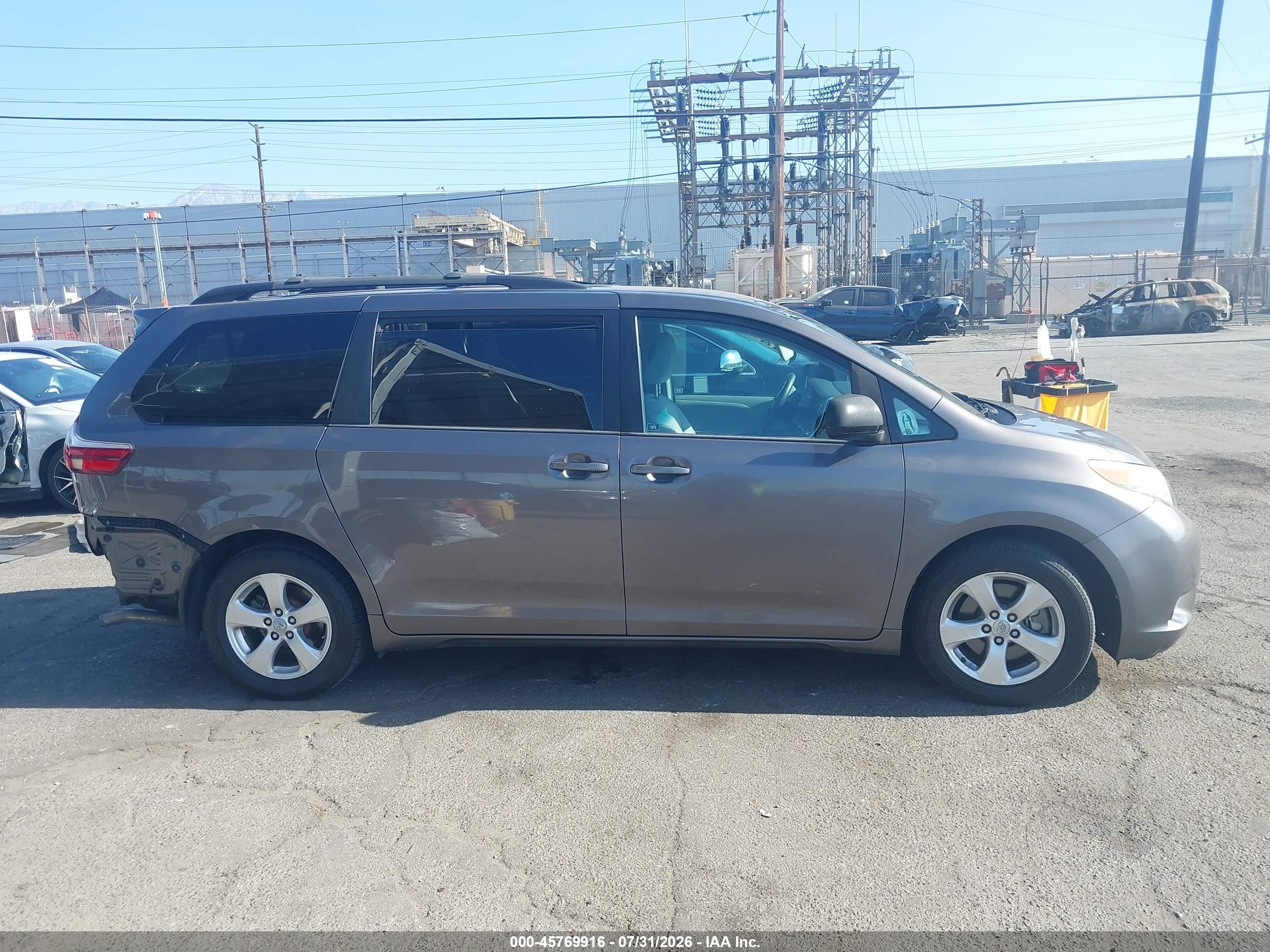 2015 Toyota Sienna Le 8 Passenger Gray vin: 5TDKK3DC6FS601668