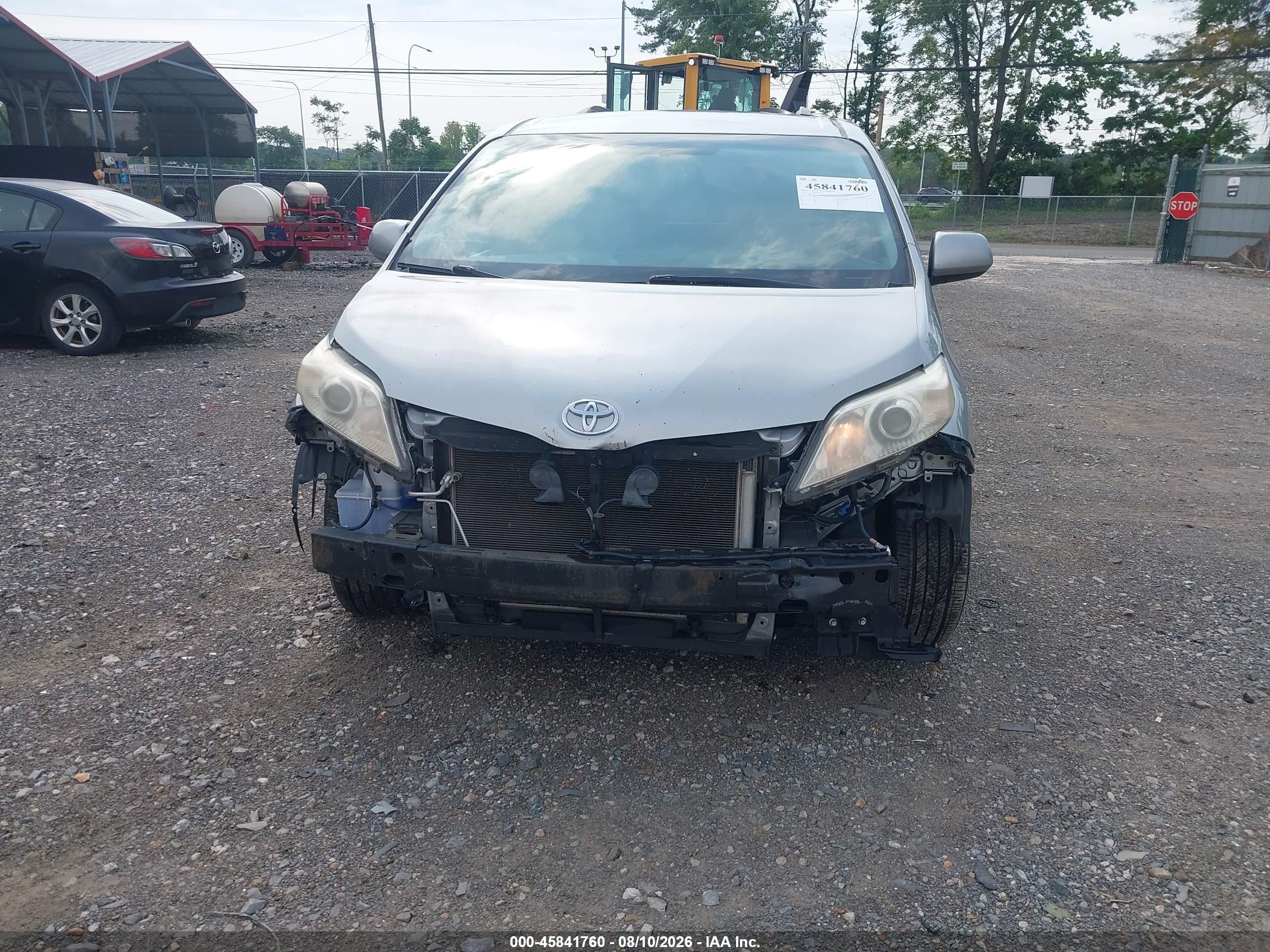 2015 Toyota Sienna Le 8 Passenger Silver vin: 5TDKK3DC6FS605302