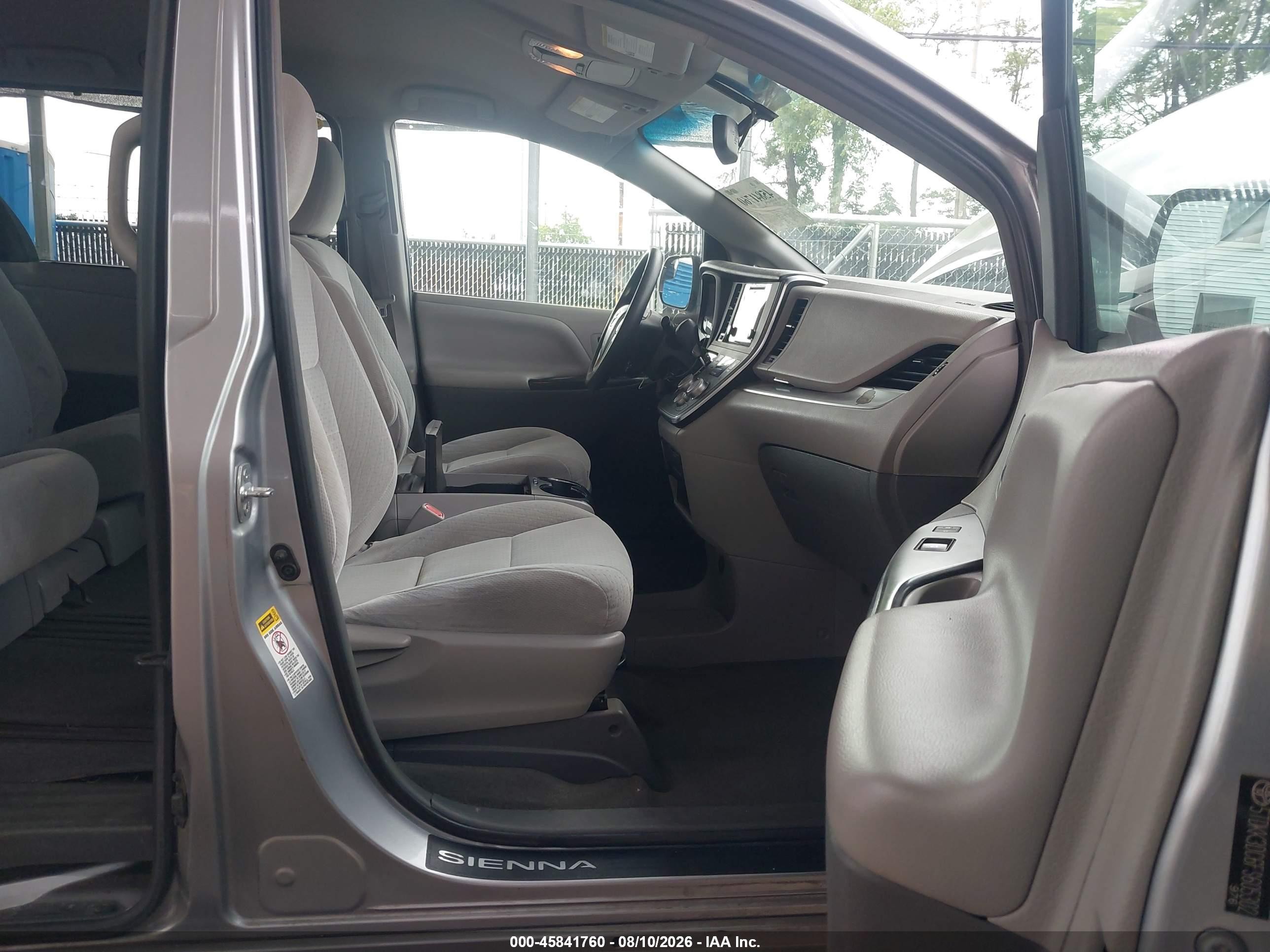 2015 Toyota Sienna Le 8 Passenger Silver vin: 5TDKK3DC6FS605302