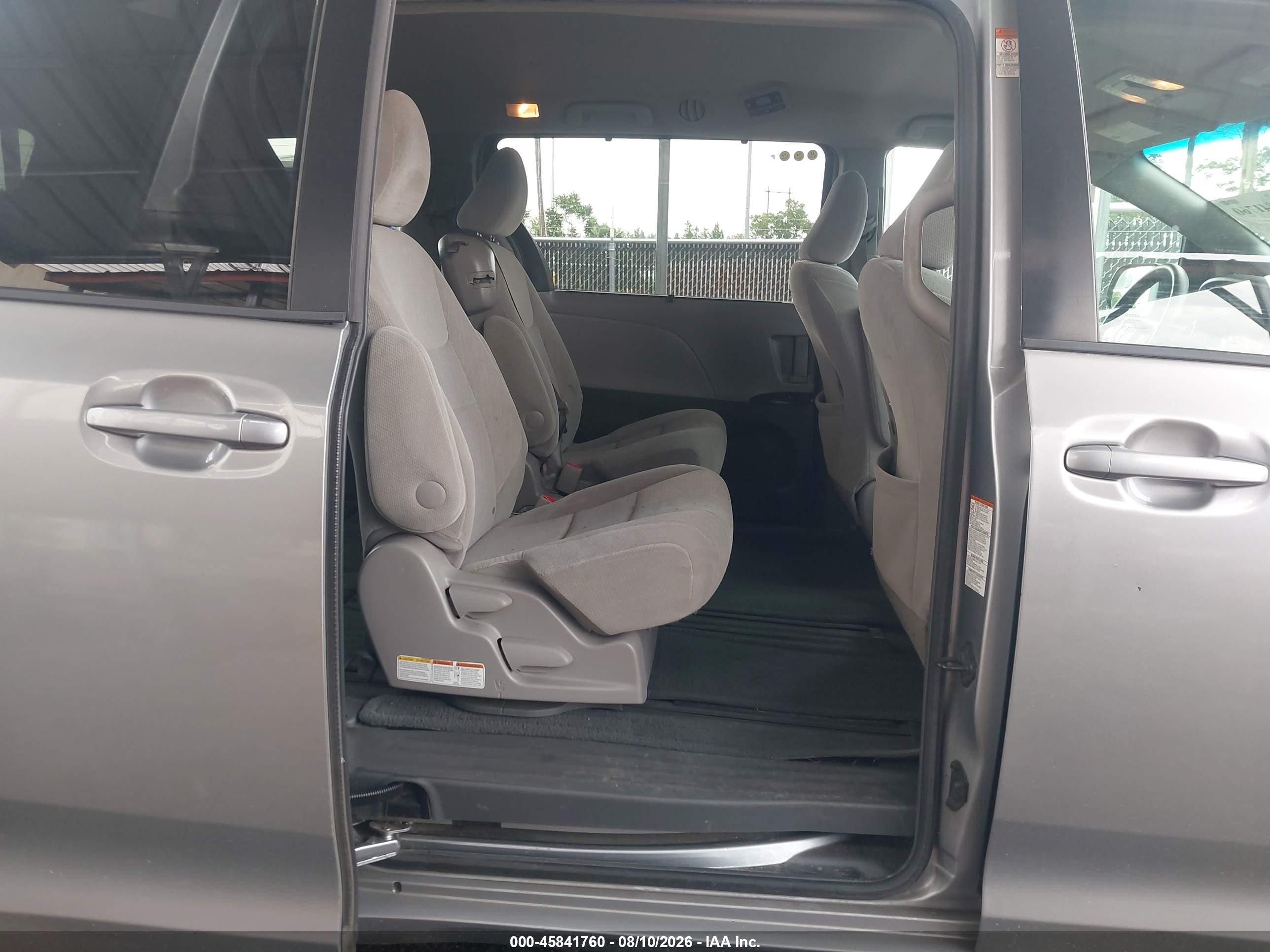 2015 Toyota Sienna Le 8 Passenger Silver vin: 5TDKK3DC6FS605302