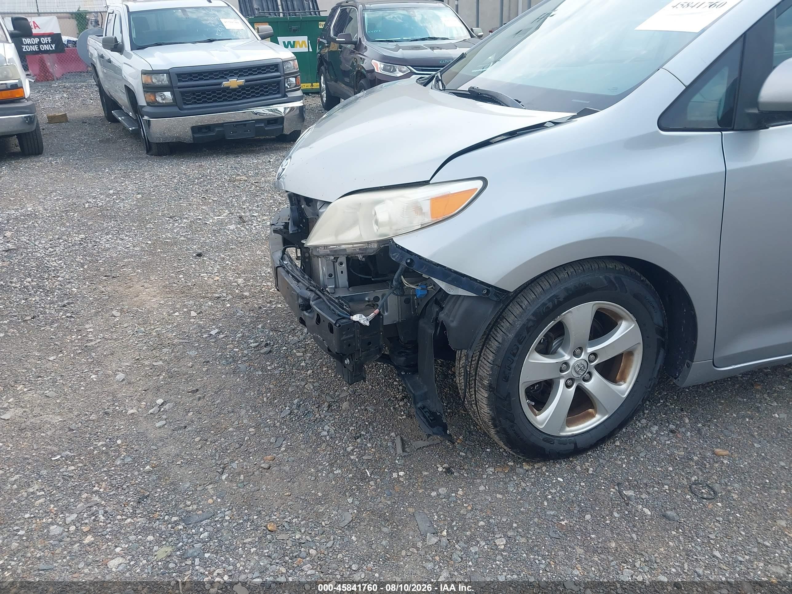 2015 Toyota Sienna Le 8 Passenger Silver vin: 5TDKK3DC6FS605302