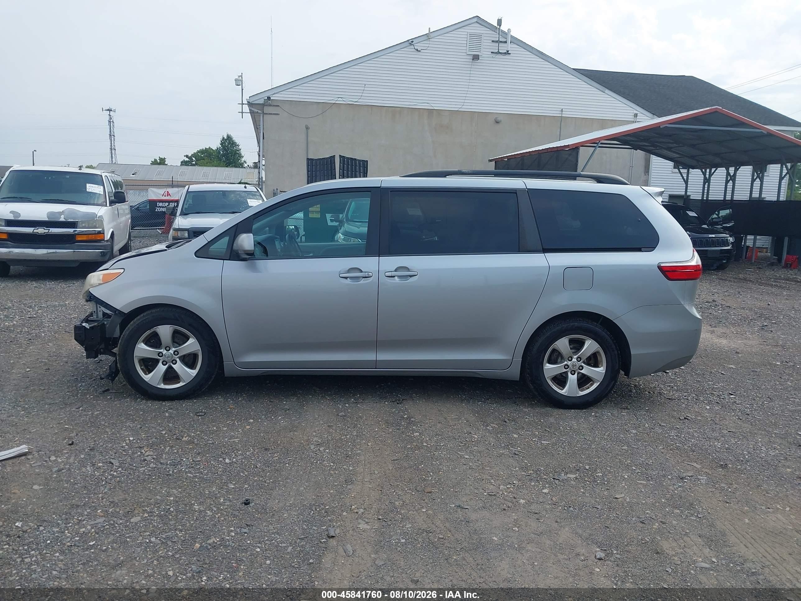 2015 Toyota Sienna Le 8 Passenger Silver vin: 5TDKK3DC6FS605302