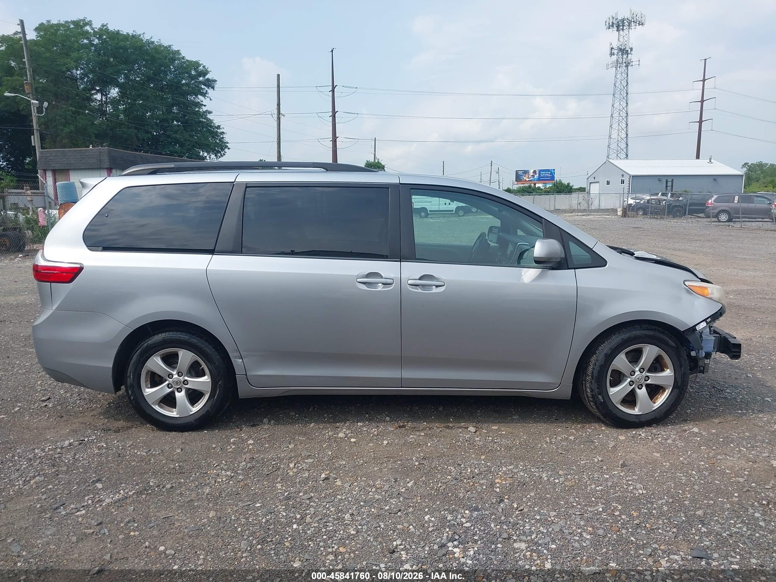 2015 Toyota Sienna Le 8 Passenger Silver vin: 5TDKK3DC6FS605302