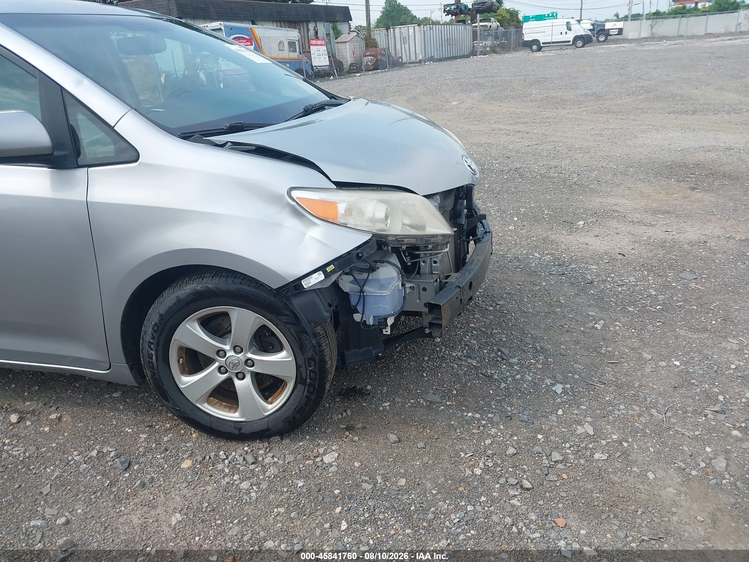 2015 Toyota Sienna Le 8 Passenger Silver vin: 5TDKK3DC6FS605302