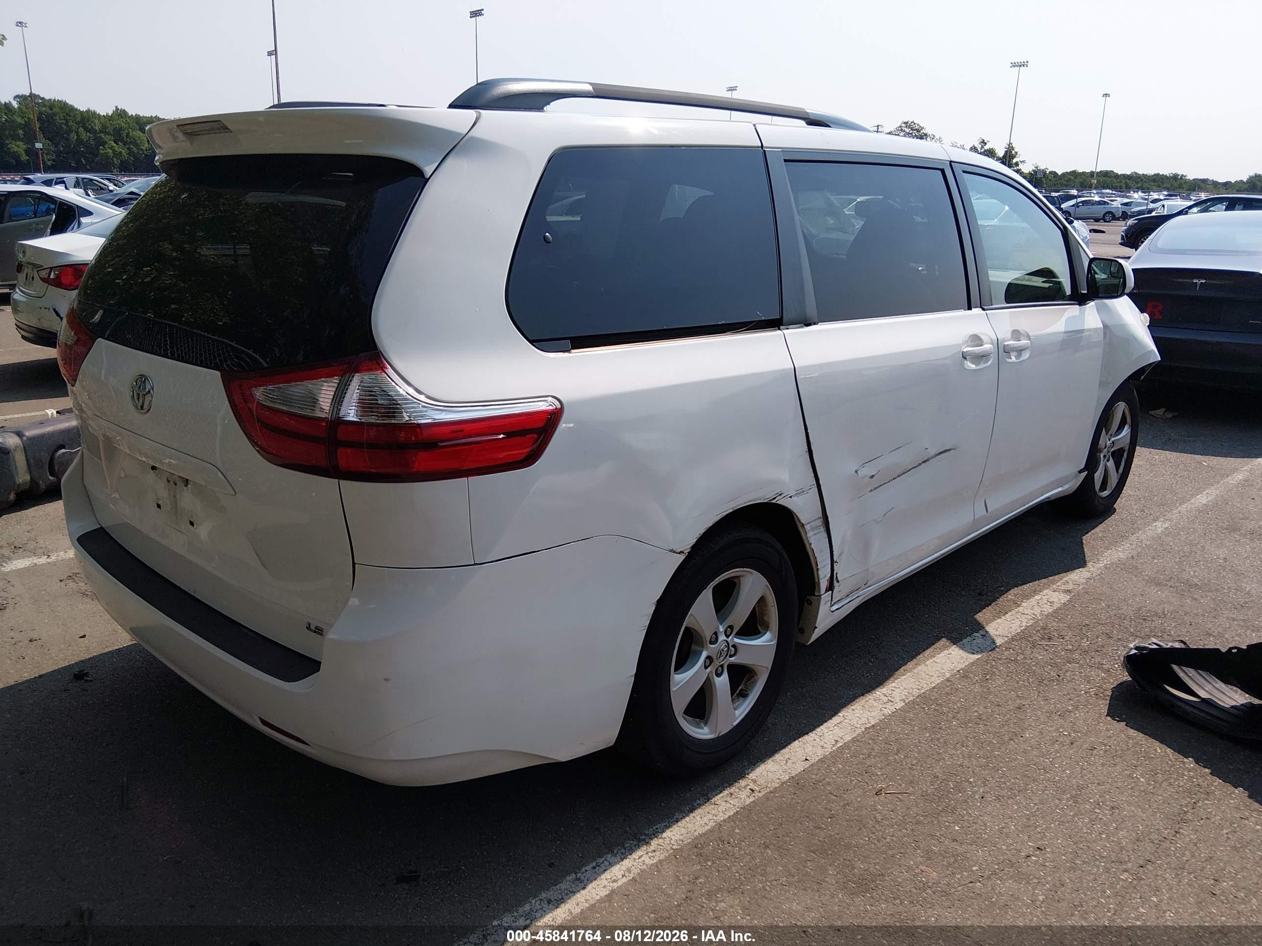 2015 Toyota Sienna Le 8 Passenger White vin: 5TDKK3DC6FS618597