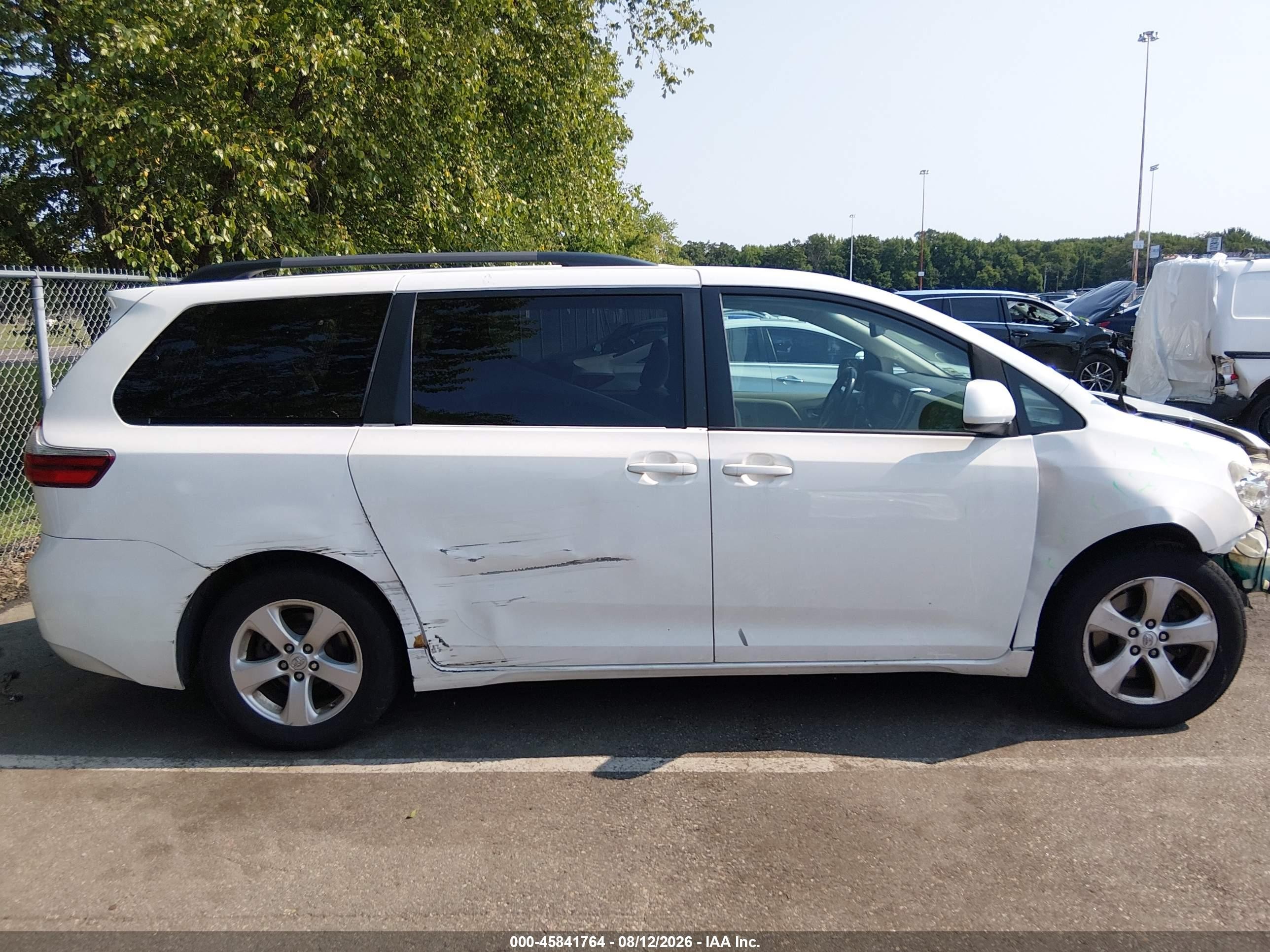 2015 Toyota Sienna Le 8 Passenger White vin: 5TDKK3DC6FS618597