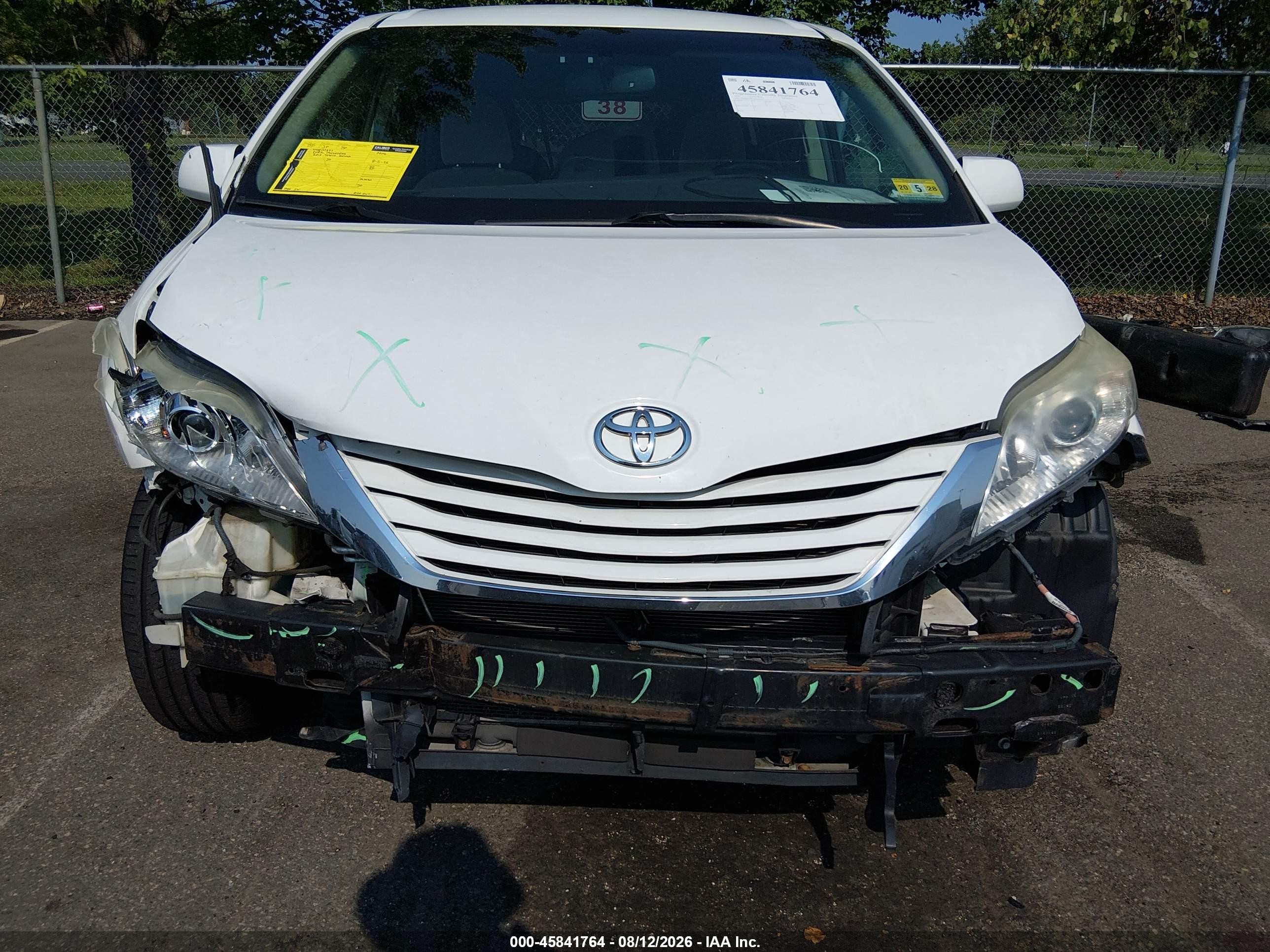 2015 Toyota Sienna Le 8 Passenger White vin: 5TDKK3DC6FS618597