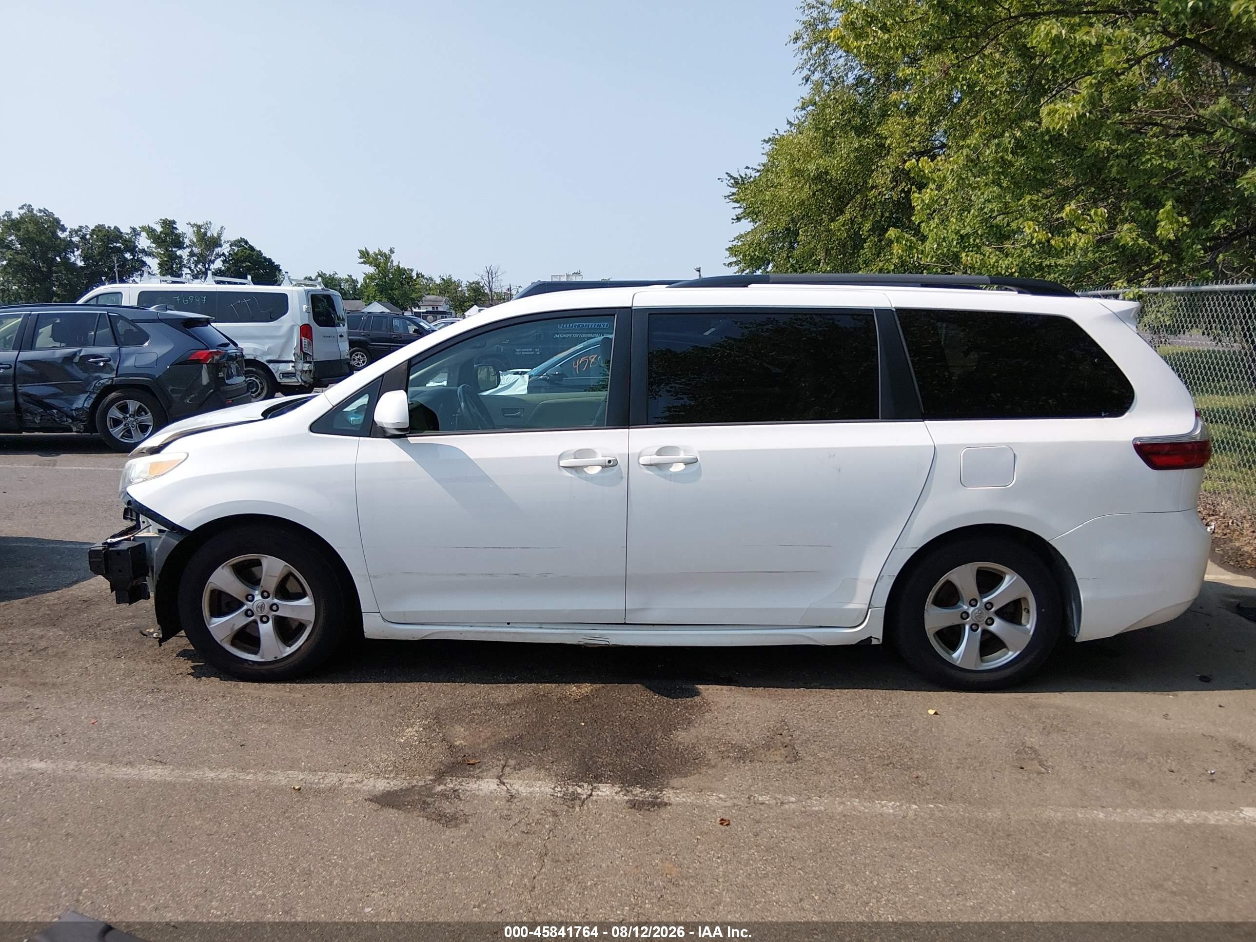 2015 Toyota Sienna Le 8 Passenger White vin: 5TDKK3DC6FS618597