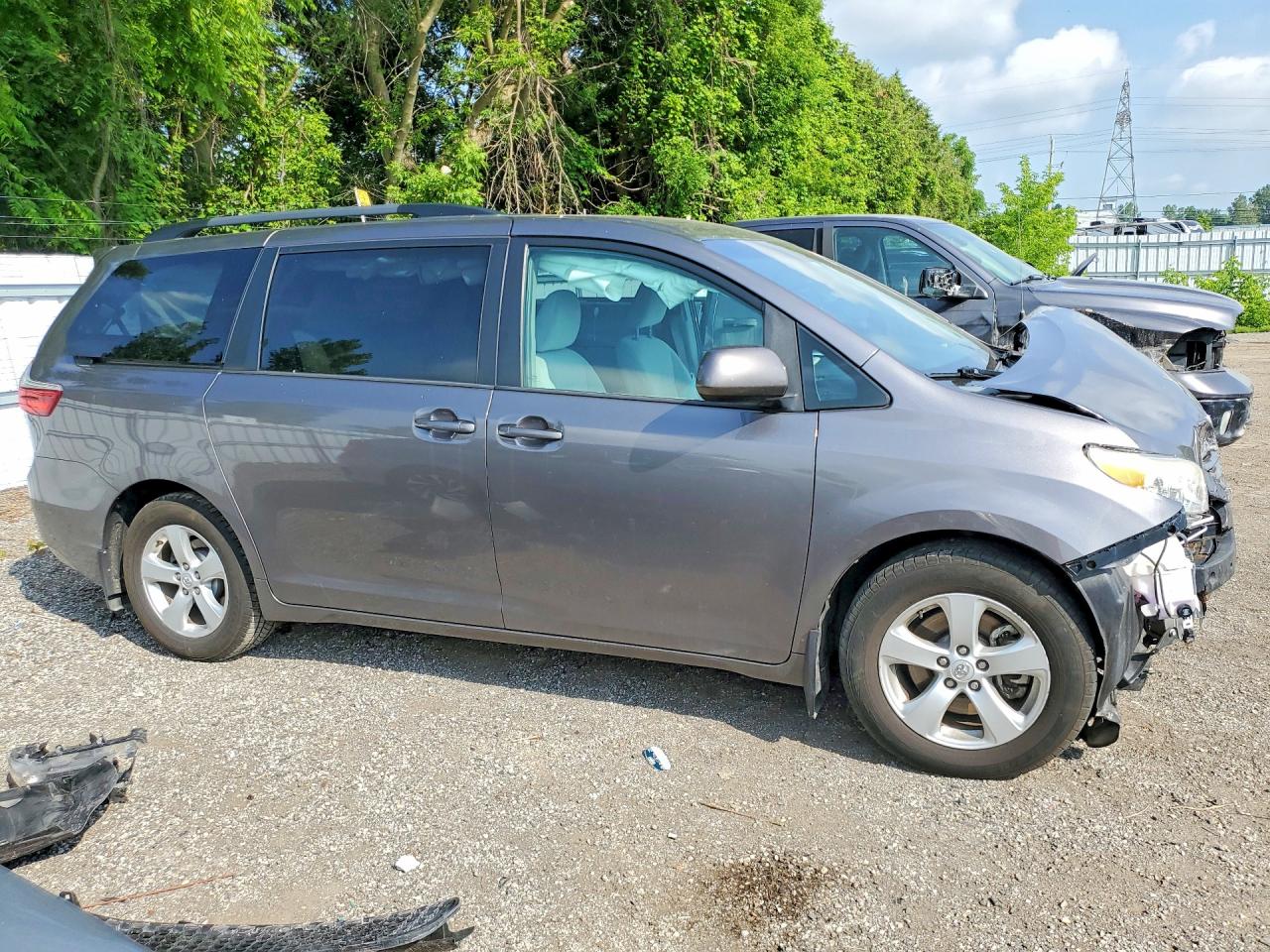 2015 Toyota Sienna Le Gray vin: 5TDKK3DC6FS627784