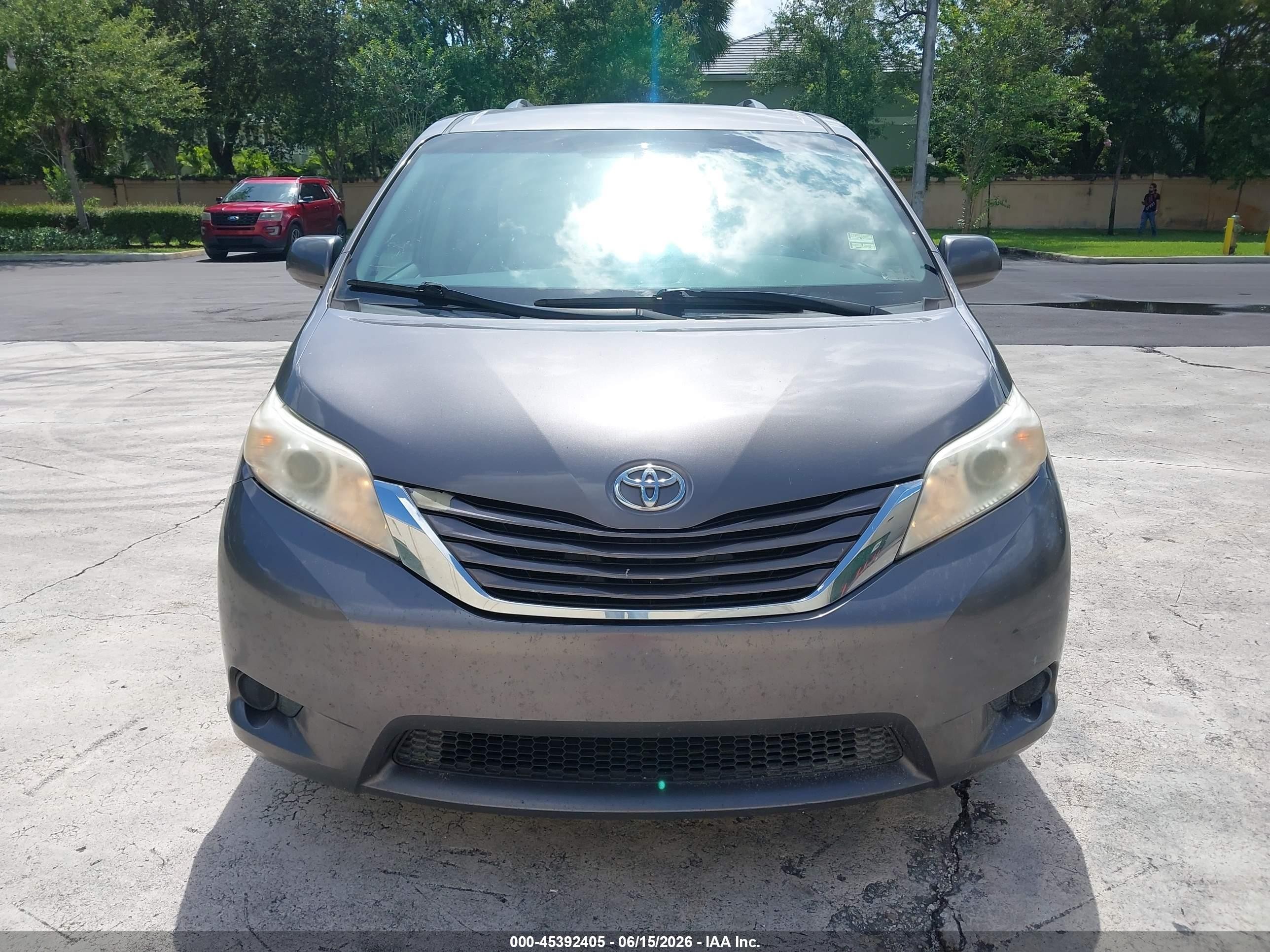 2015 Toyota Sienna Le 8 Passenger Gray vin: 5TDKK3DC6FS658825