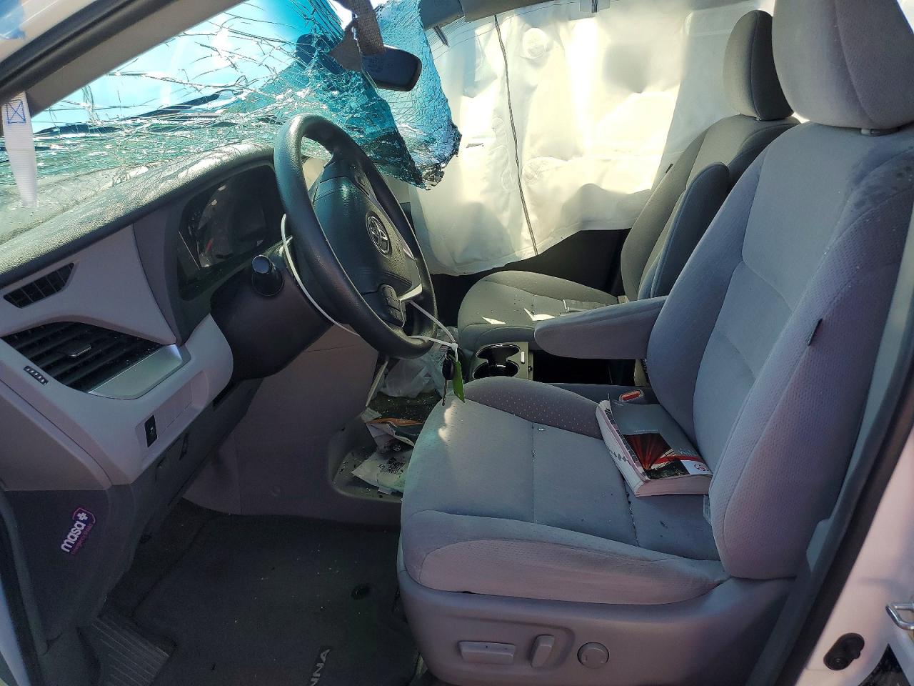 2015 Toyota Sienna Le White vin: 5TDKK3DC6FS665418