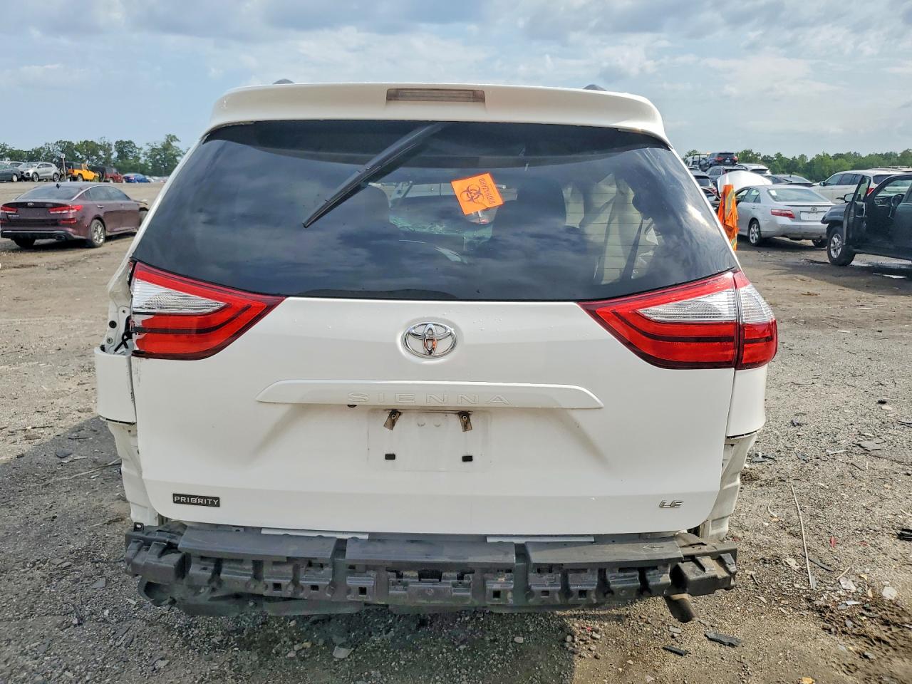 2015 Toyota Sienna Le White vin: 5TDKK3DC6FS665418