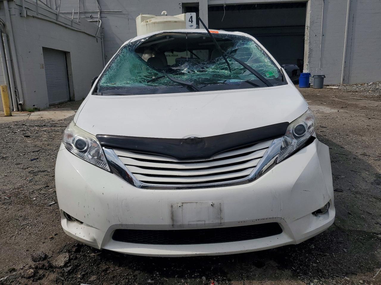 2015 Toyota Sienna Le White vin: 5TDKK3DC6FS665418