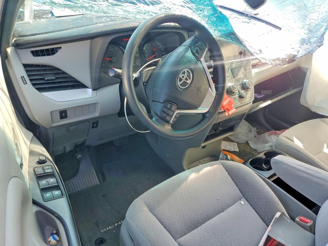 2015 Toyota Sienna Le White vin: 5TDKK3DC6FS665418