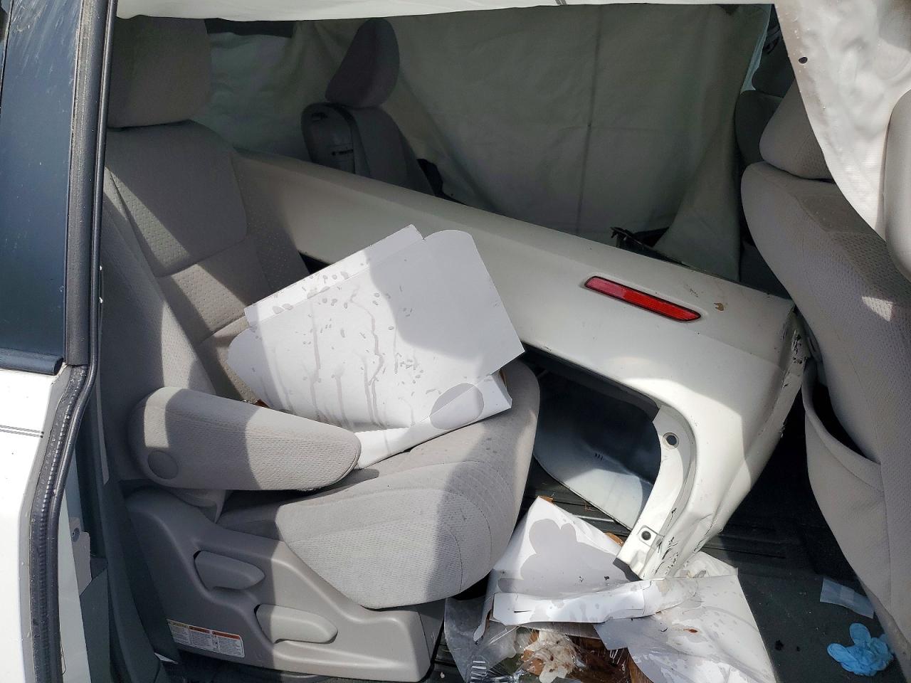 2015 Toyota Sienna Le White vin: 5TDKK3DC6FS665418