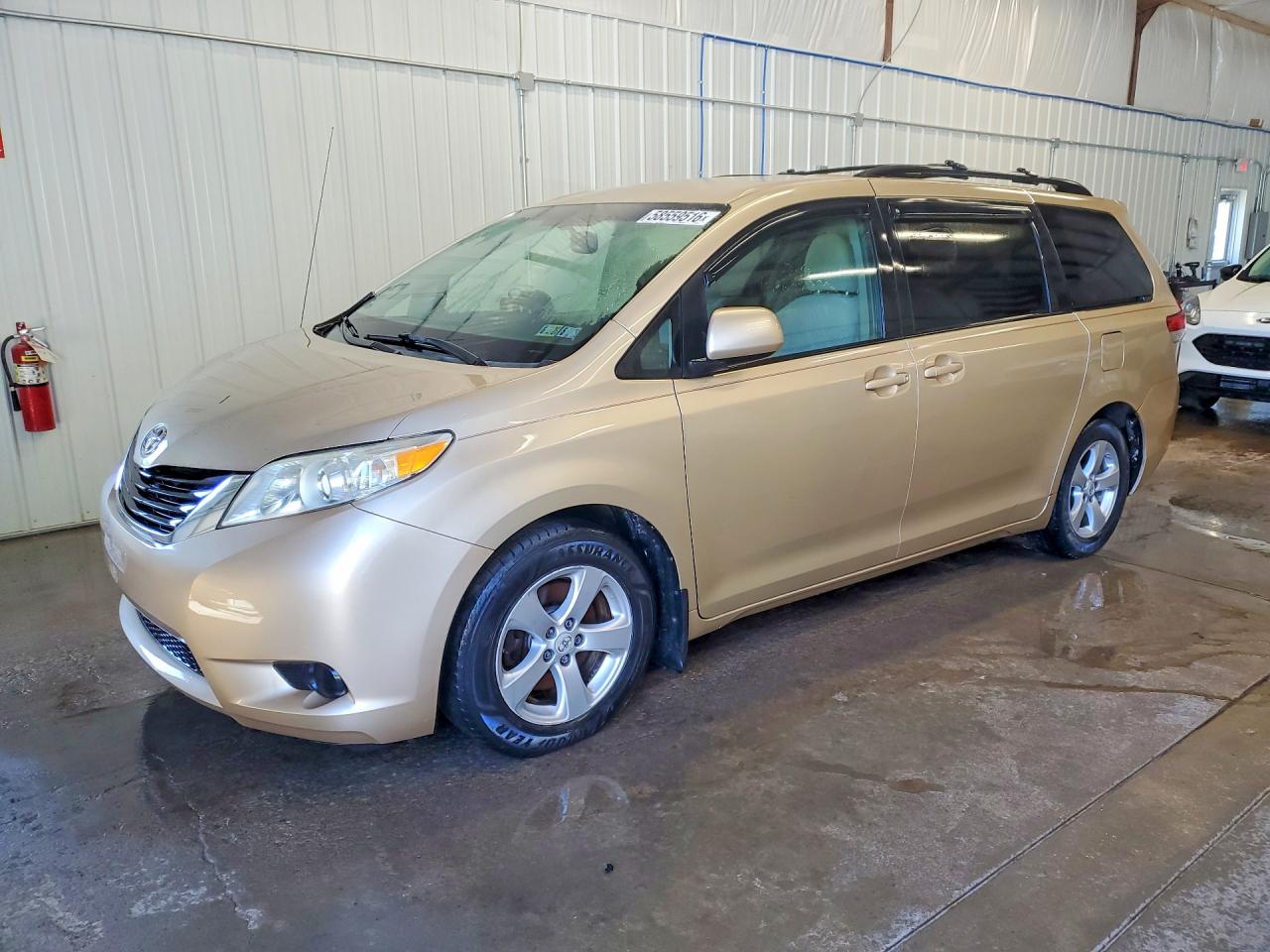2011 Toyota Sienna Le Бежевый vin: 5TDKK3DC7BS008699
