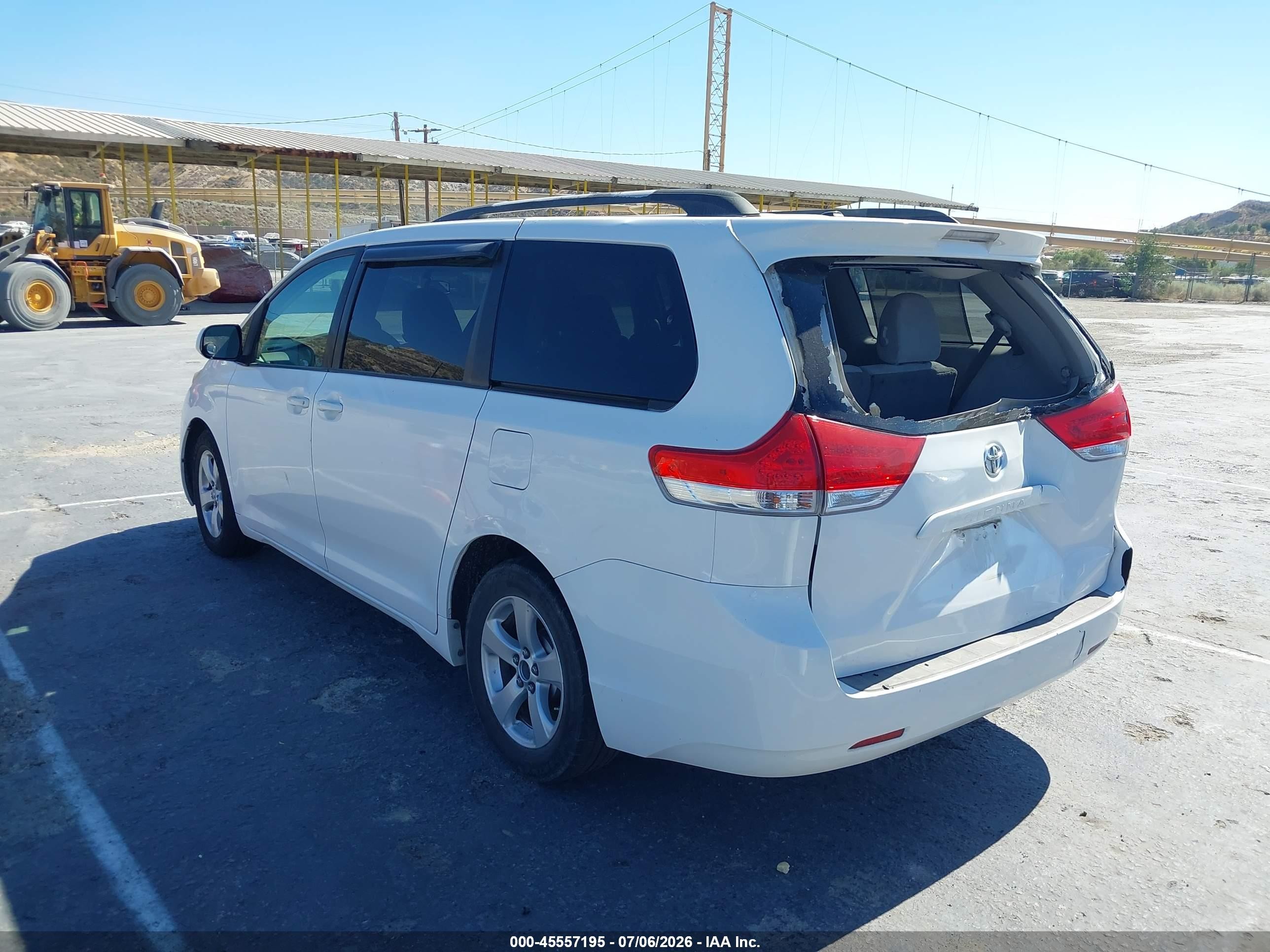 2011 Toyota Sienna Le V6 White vin: 5TDKK3DC7BS018472