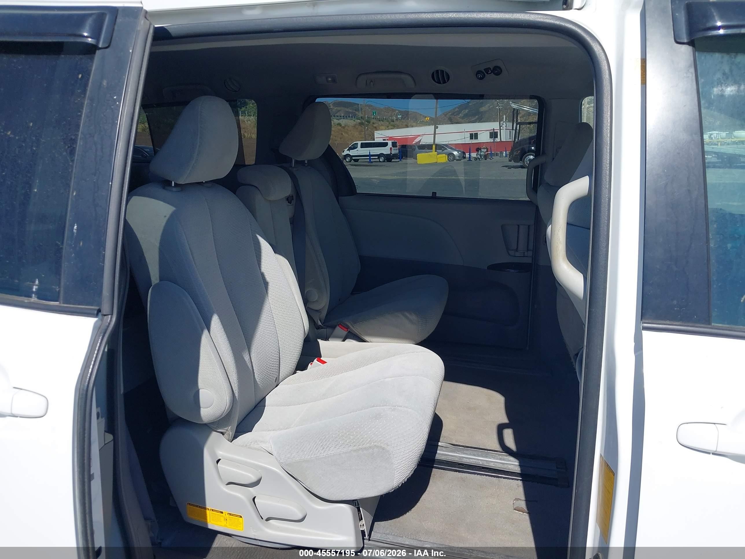 2011 Toyota Sienna Le V6 White vin: 5TDKK3DC7BS018472