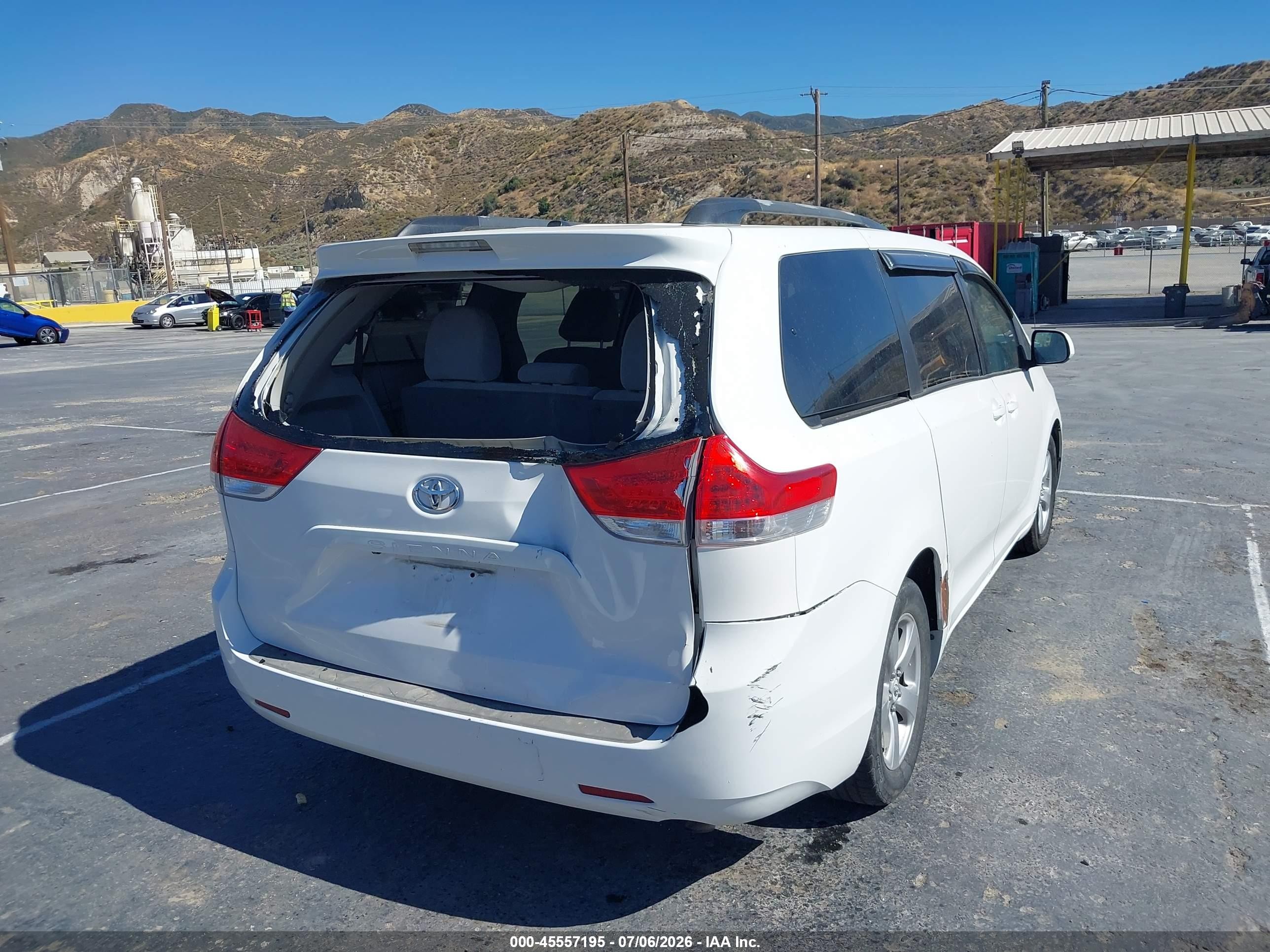 2011 Toyota Sienna Le V6 White vin: 5TDKK3DC7BS018472