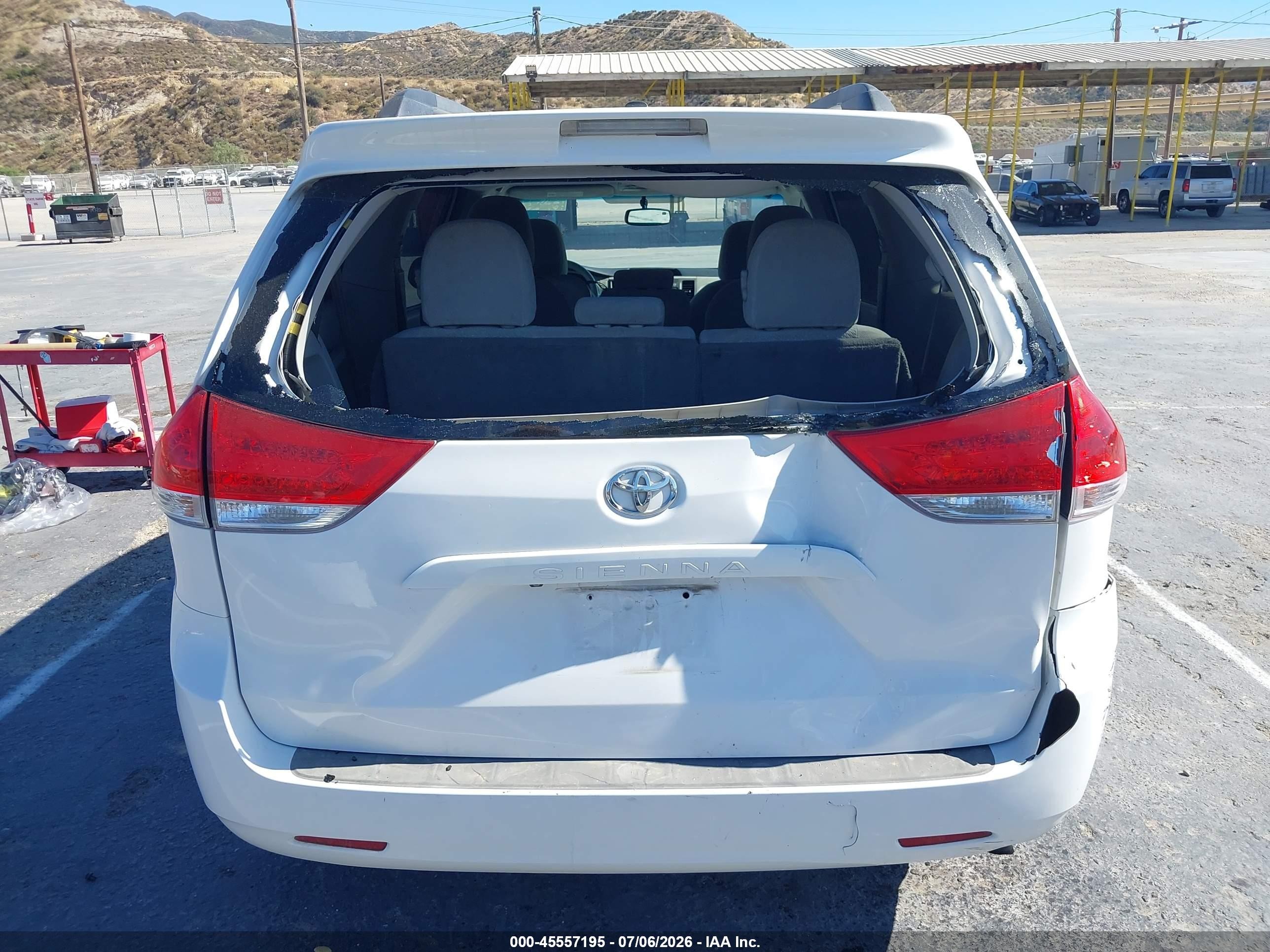 2011 Toyota Sienna Le V6 White vin: 5TDKK3DC7BS018472