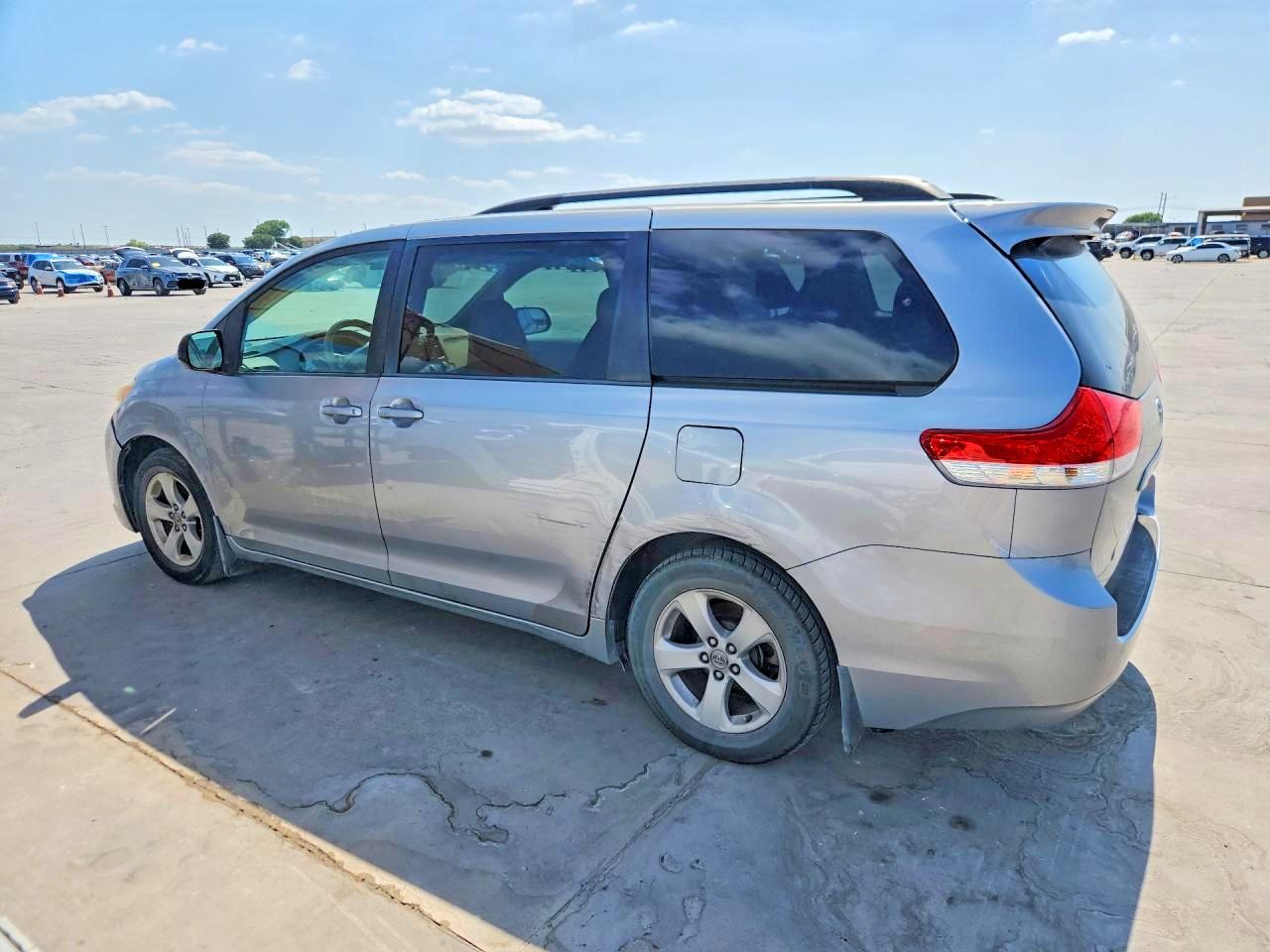 2011 Toyota Sienna Le Gray vin: 5TDKK3DC7BS022750