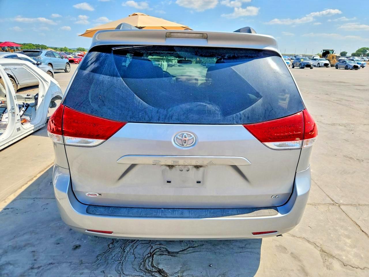 2011 Toyota Sienna Le Gray vin: 5TDKK3DC7BS022750