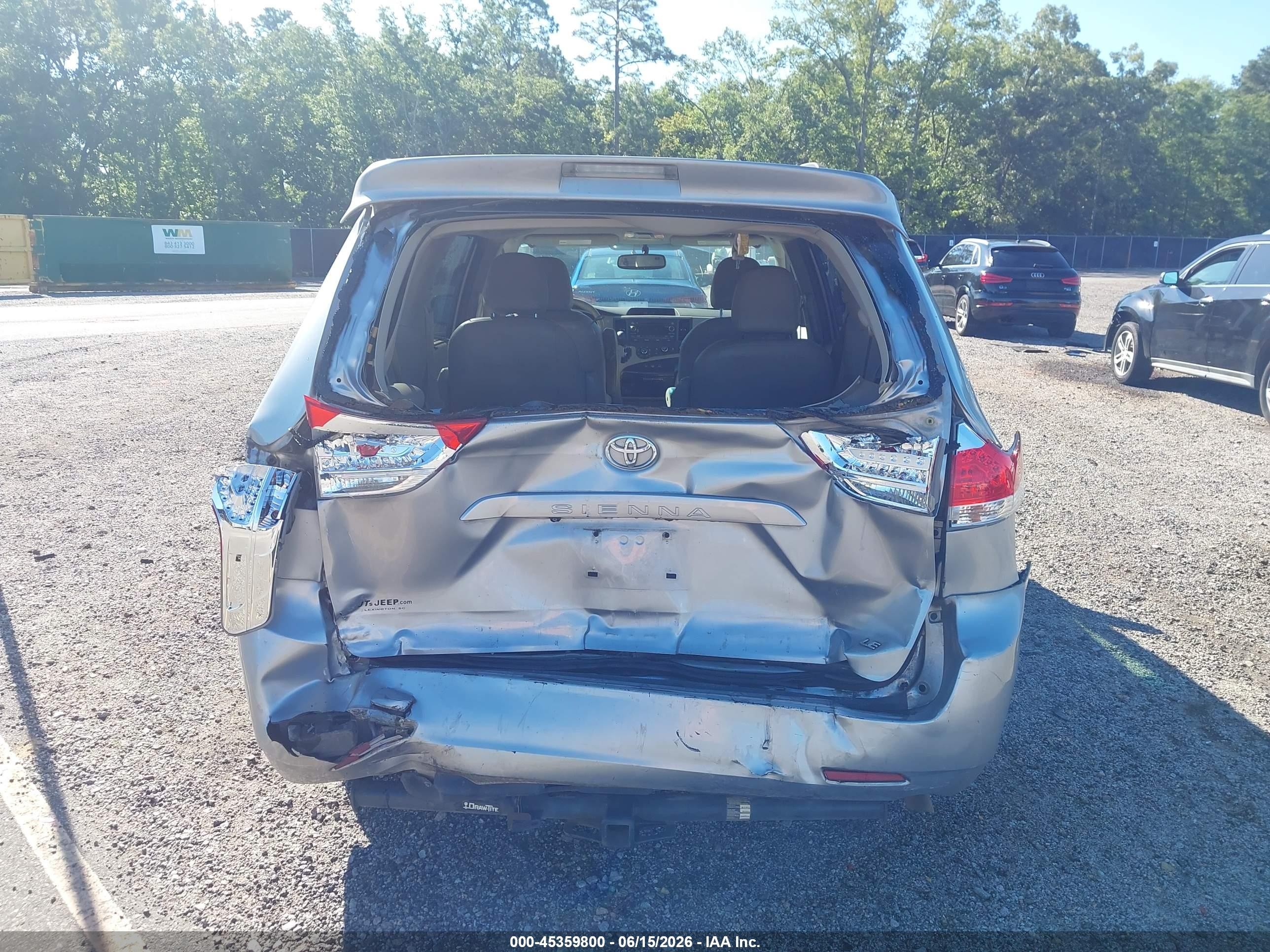 2011 Toyota Sienna Le V6 Silver vin: 5TDKK3DC7BS024000