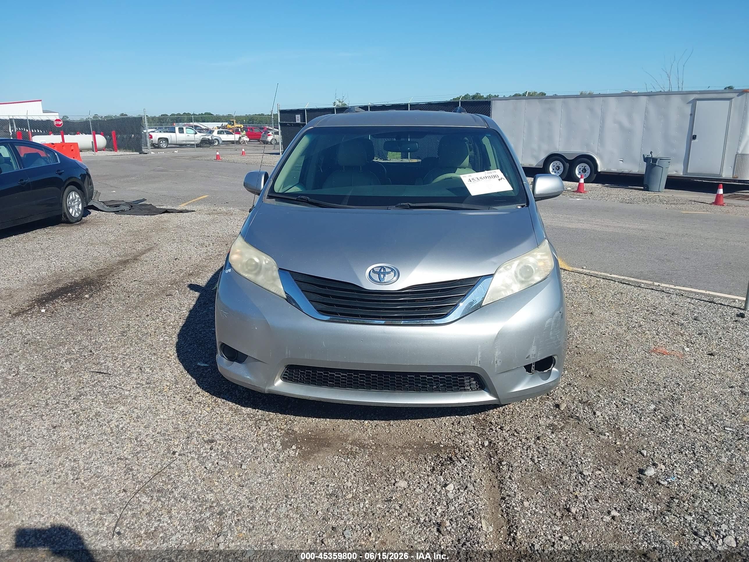 2011 Toyota Sienna Le V6 Silver vin: 5TDKK3DC7BS024000