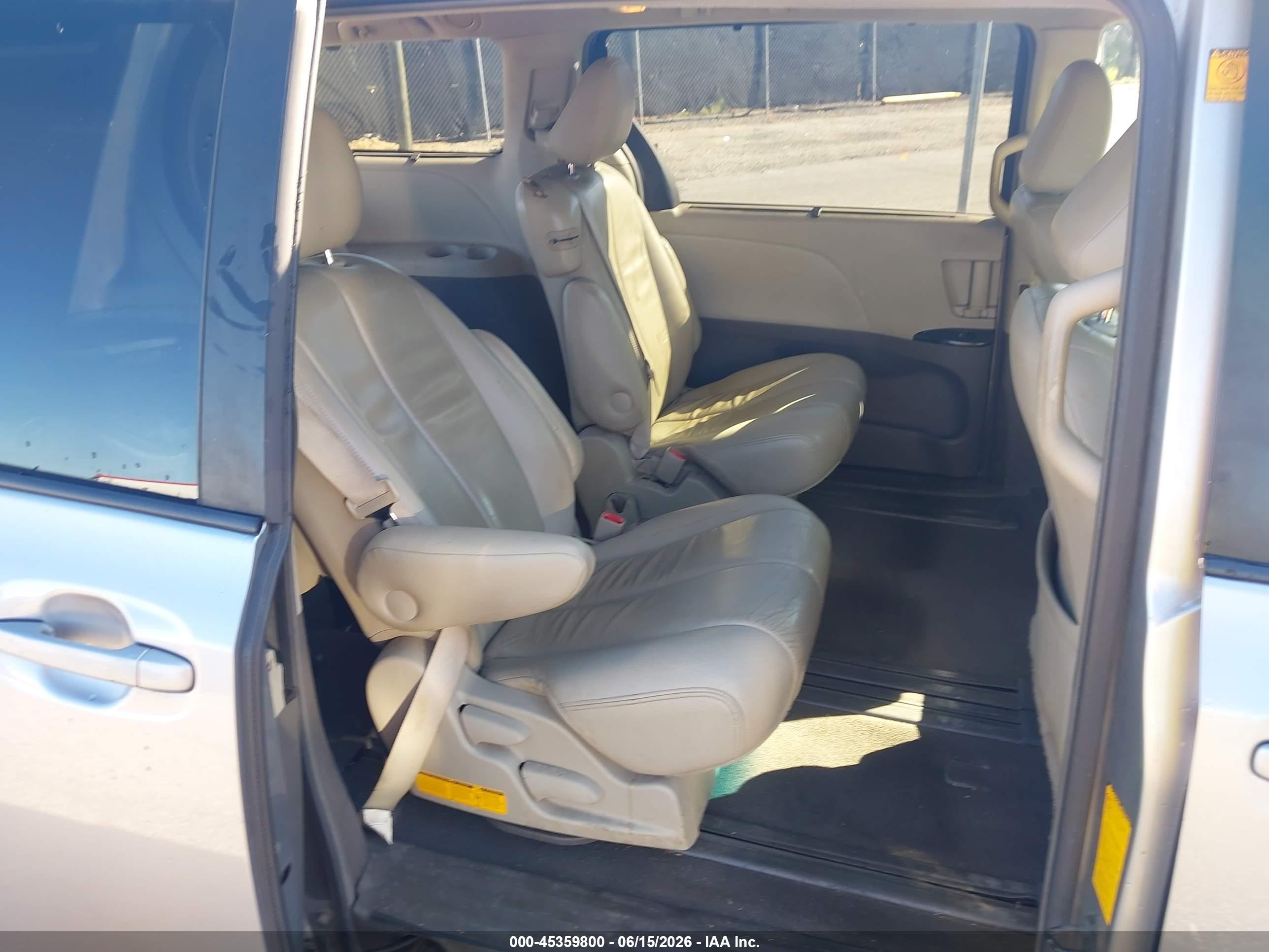 2011 Toyota Sienna Le V6 Silver vin: 5TDKK3DC7BS024000