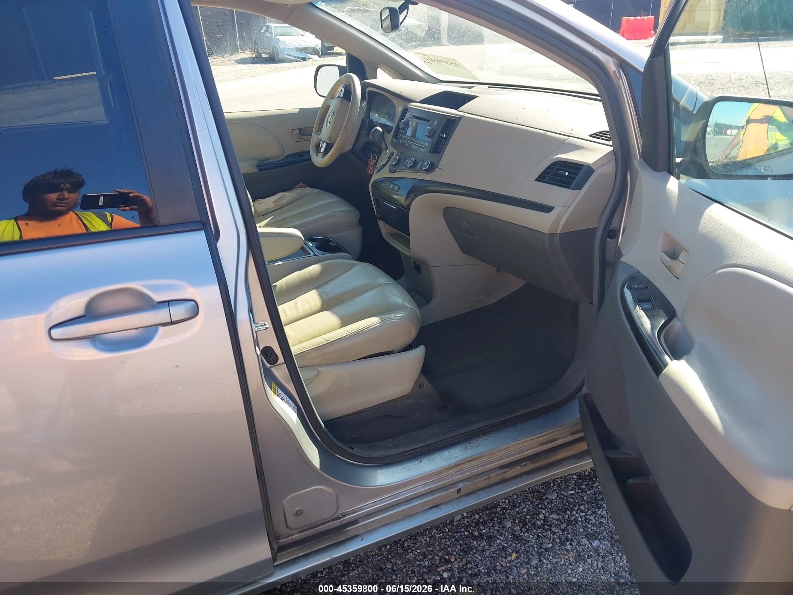 2011 Toyota Sienna Le V6 Silver vin: 5TDKK3DC7BS024000
