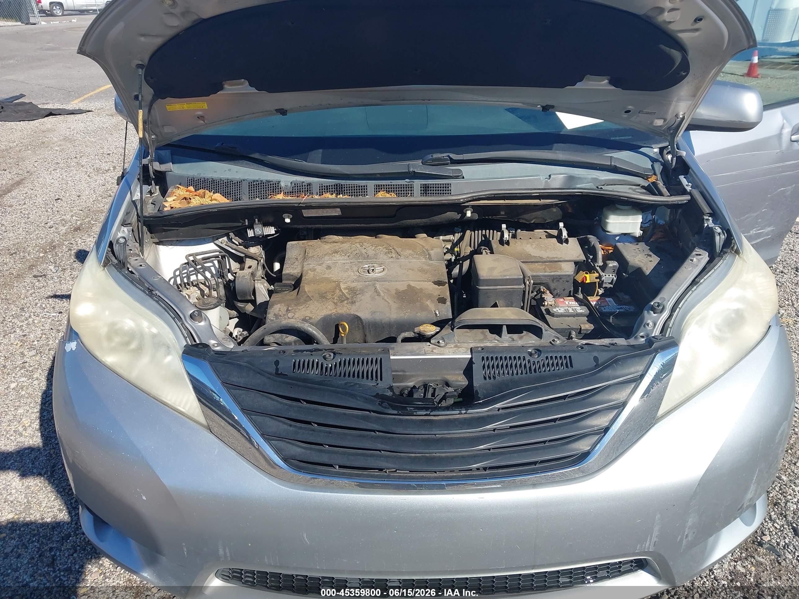 2011 Toyota Sienna Le V6 Silver vin: 5TDKK3DC7BS024000