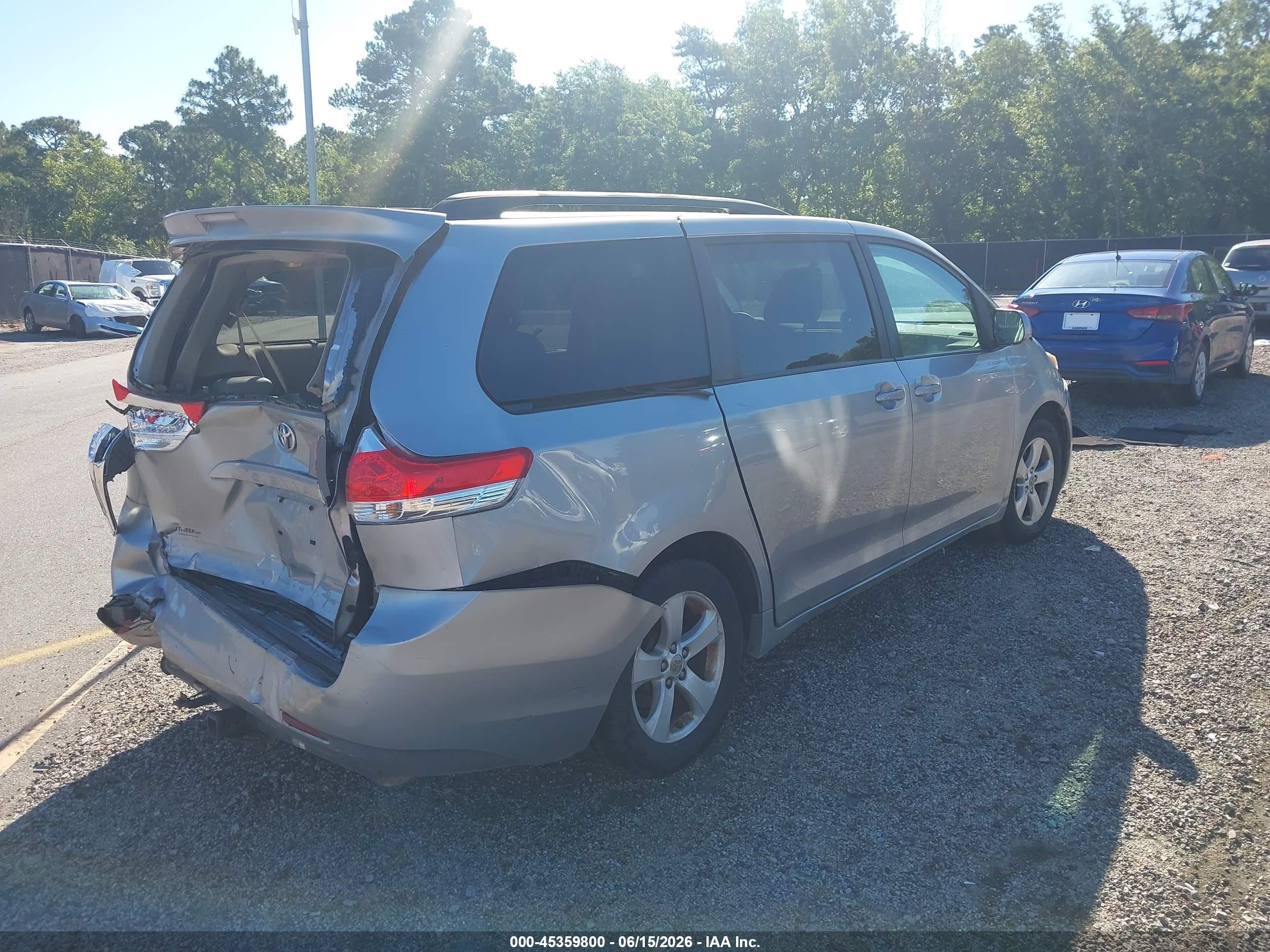 2011 Toyota Sienna Le V6 Silver vin: 5TDKK3DC7BS024000