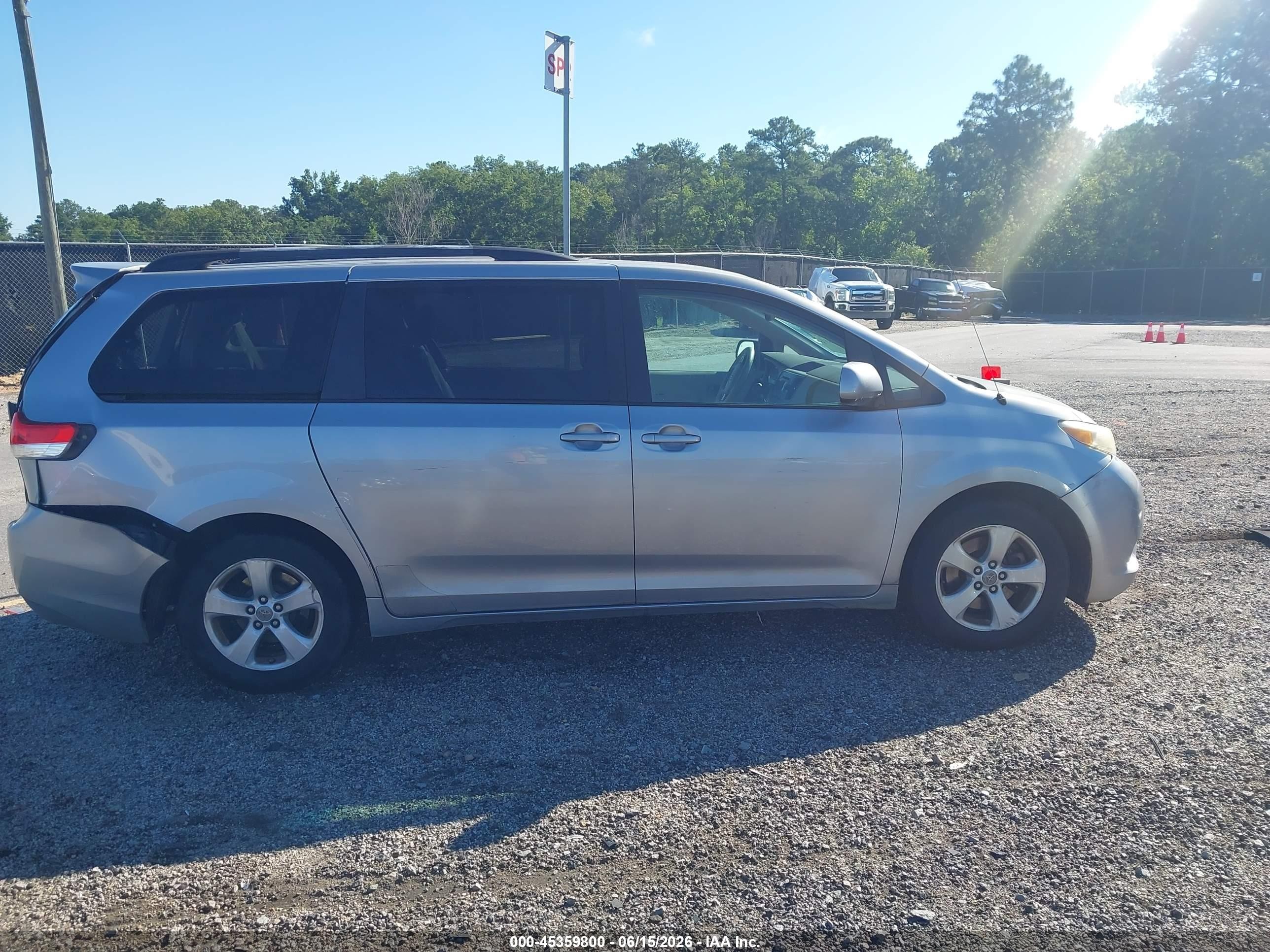 2011 Toyota Sienna Le V6 Silver vin: 5TDKK3DC7BS024000
