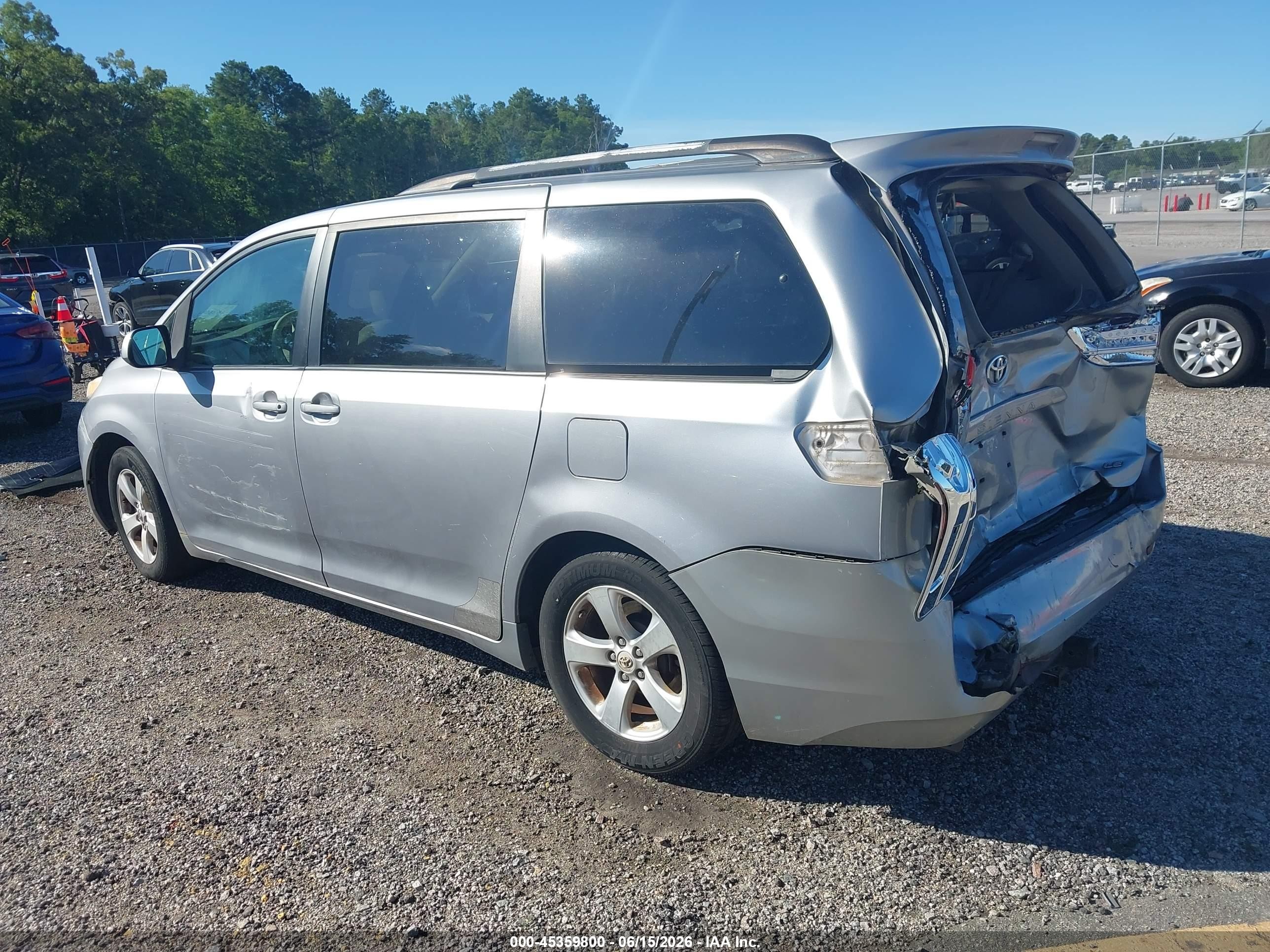2011 Toyota Sienna Le V6 Silver vin: 5TDKK3DC7BS024000